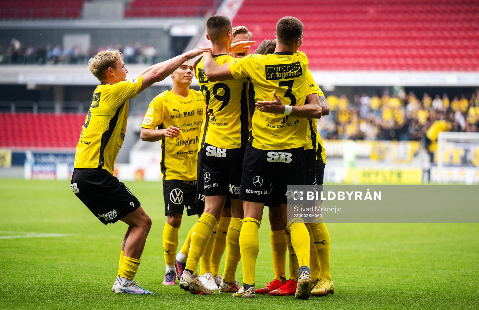 Mjällbys spelare jublar efter 0-1 under fotbollsmatchen i Allsvenskan mellan Kalmar och Mjällby den 3 september 2023 i Kalmar. 