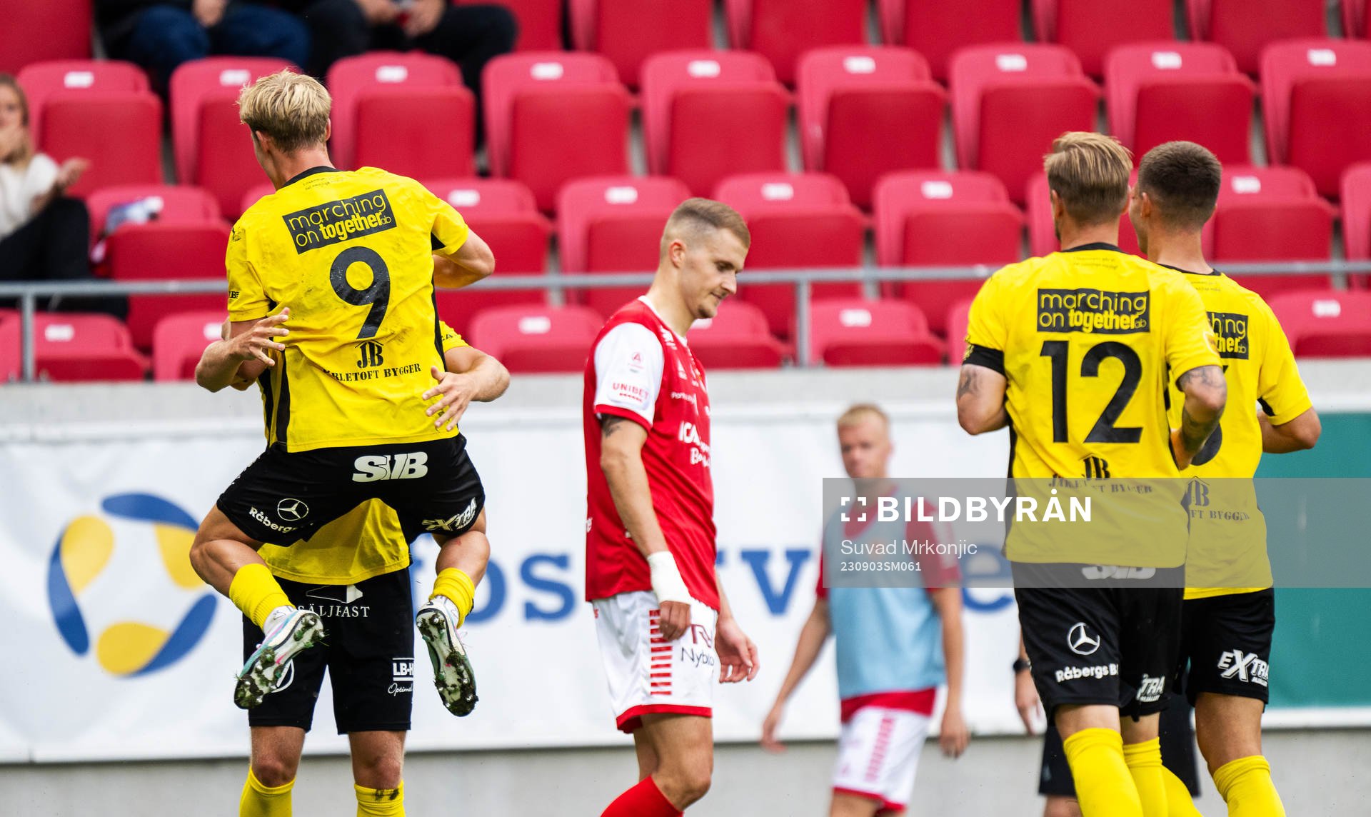 Mjällbys Max Fenger jublar med lagkamrater