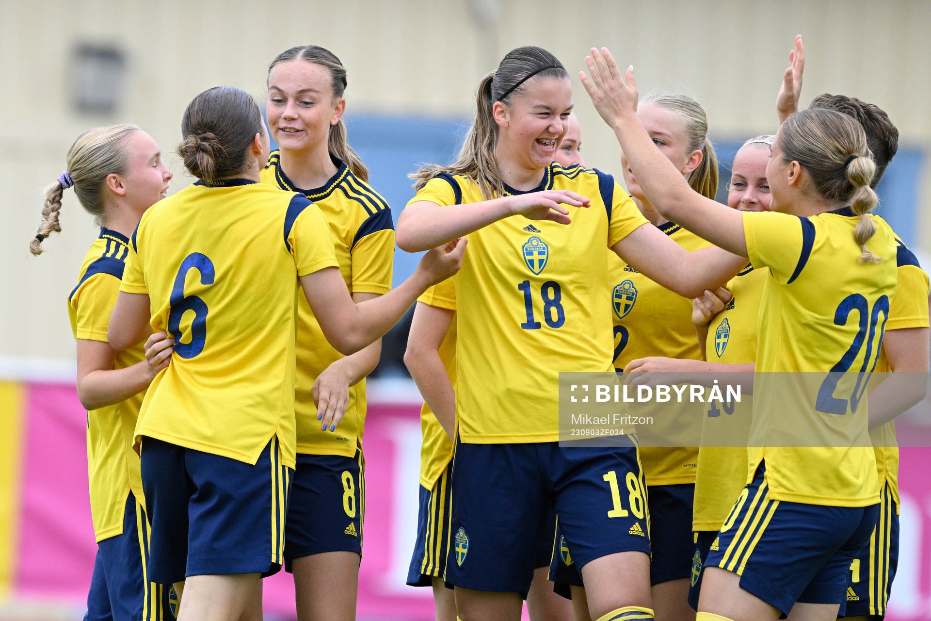 Sveriges Nathalie Brorsson jublar med lagkamrater