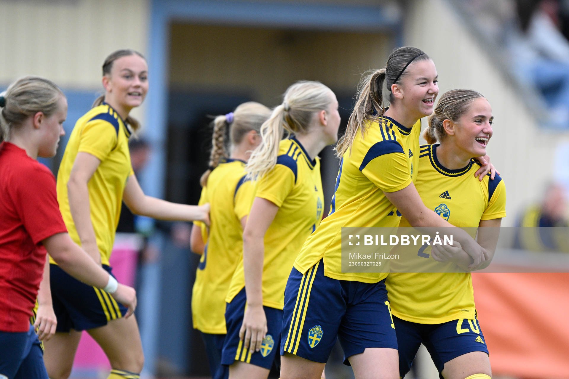 Sveriges Nathalie Brorsson jublar med lagkamrater