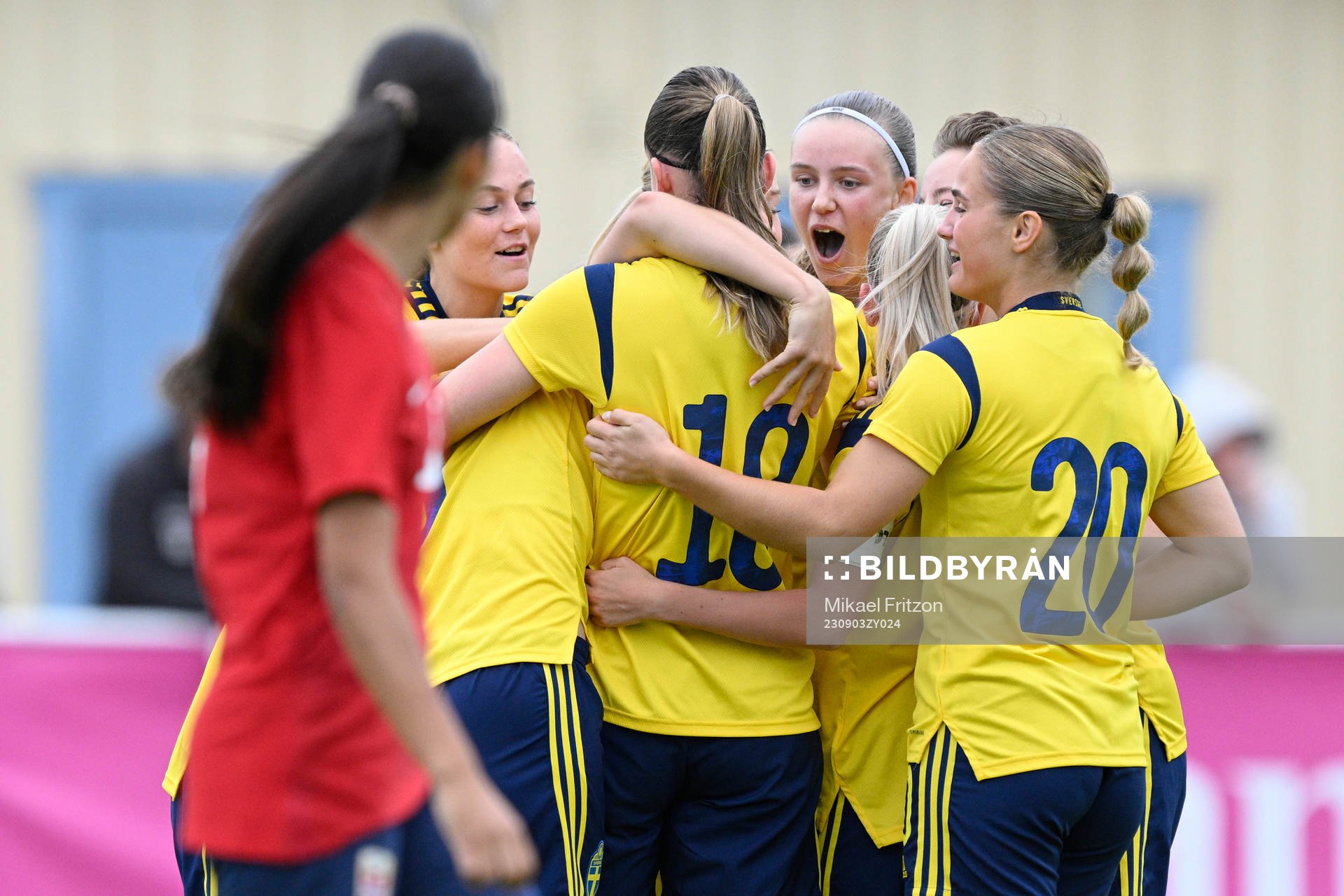 Sveriges Nathalie Brorsson jublar med lagkamrater under F16-landskampen i fotboll mellan Sverige och Norge den 3 September 2023 i Eksjö. 