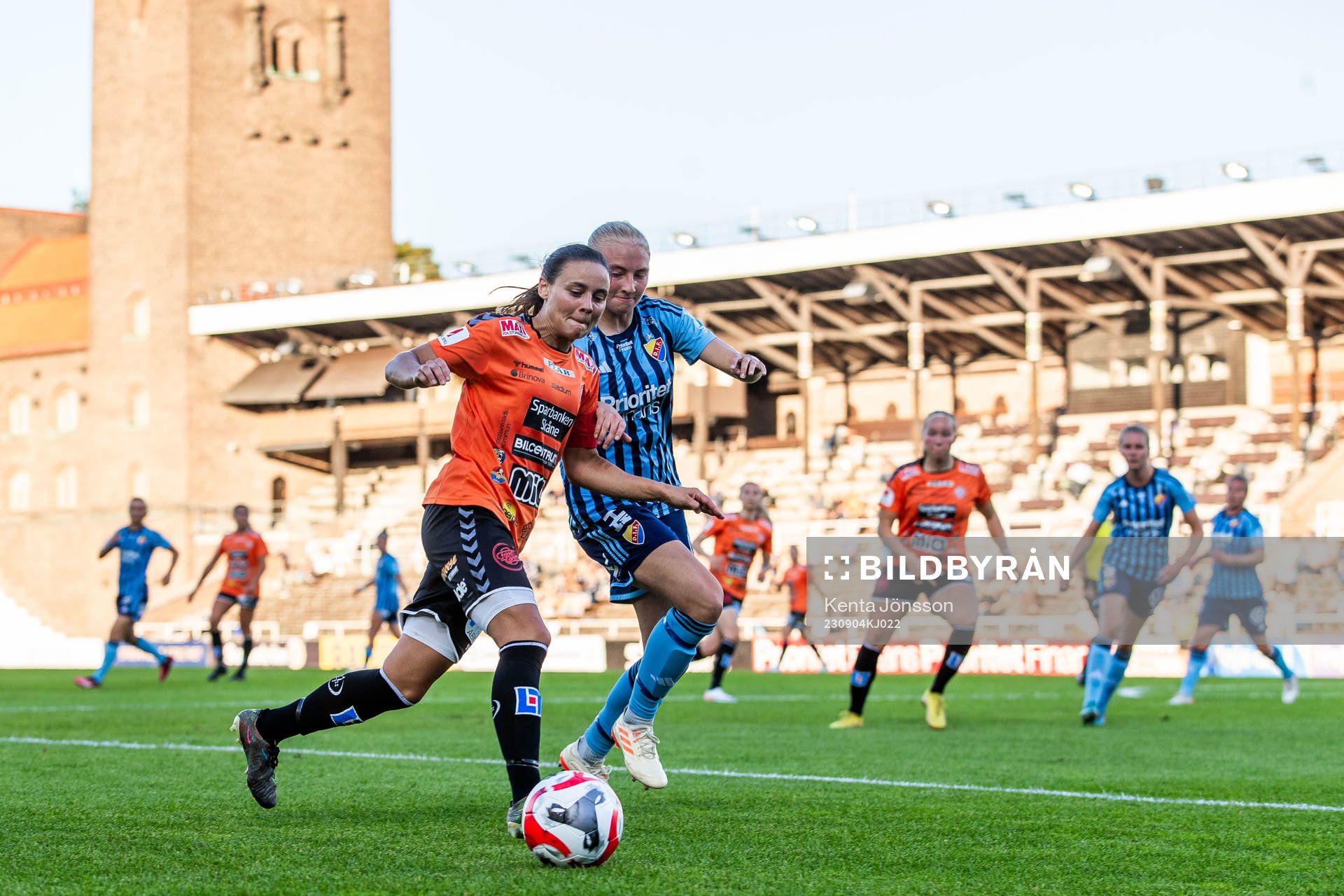 Kristianstads Amy Sayer och Djurgårdens Stinalisa Johansson