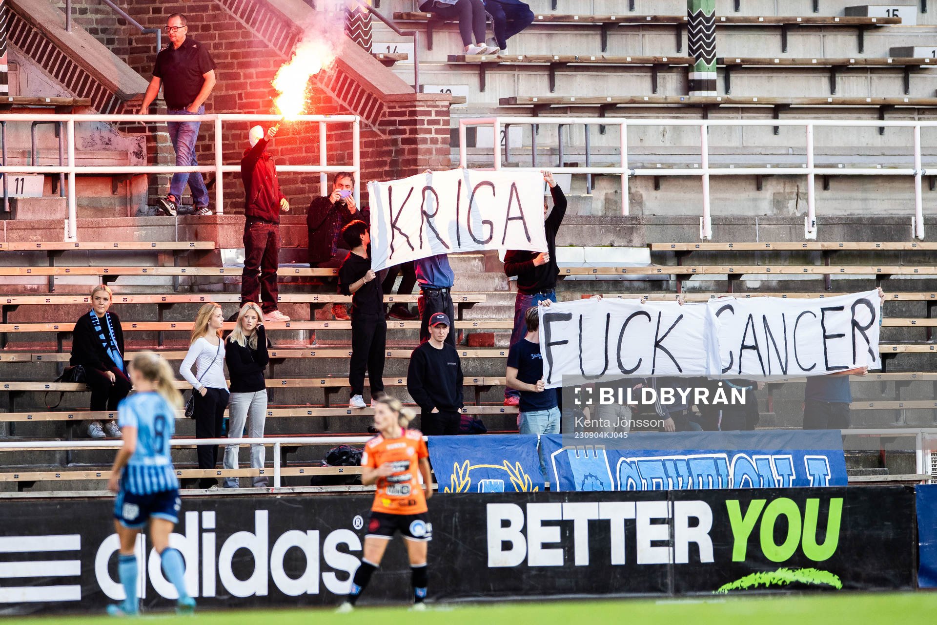 Djurgårdens supportrar bränner pyroteknik