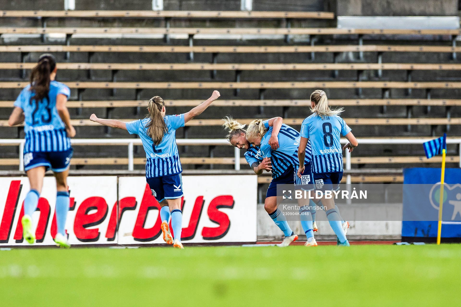 Djurgårdens Stinalisa Johansson jublar med lagkamrater efter 1-0 under fotbollsmatchen i Damallsvenskan mellan Djurgården och Kristianstad den 4 september 2023 i Stockholm.