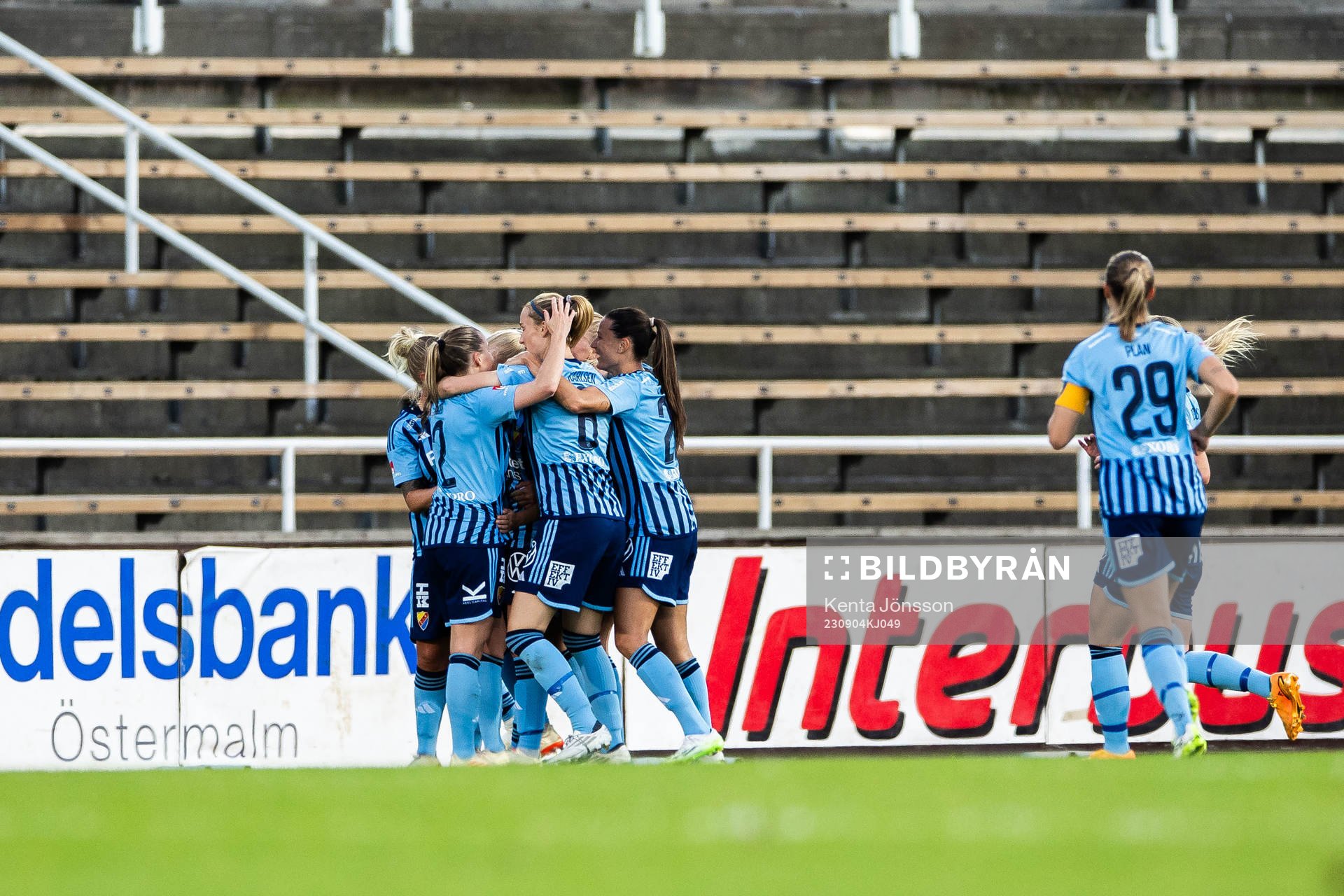 Djurgårdens Stinalisa Johansson jublar med lagkamrater efter 1-0 under fotbollsmatchen i Damallsvenskan mellan Djurgården och Kristianstad den 4 september 2023 i Stockholm.