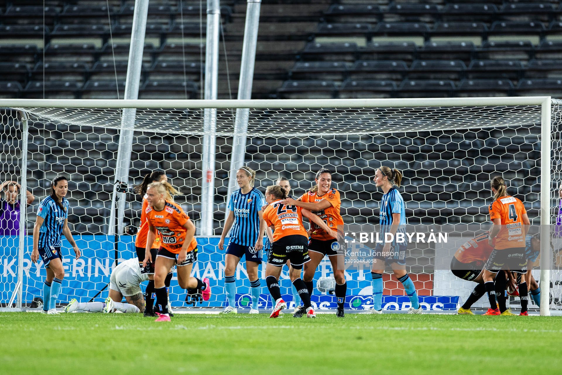 Kristianstads Therese Ivarsson jublar med lagkamrater efter 1-1 under fotbollsmatchen i Damallsvenskan mellan Djurgården och Kristianstad den 4 september 2023 i Stockholm. 