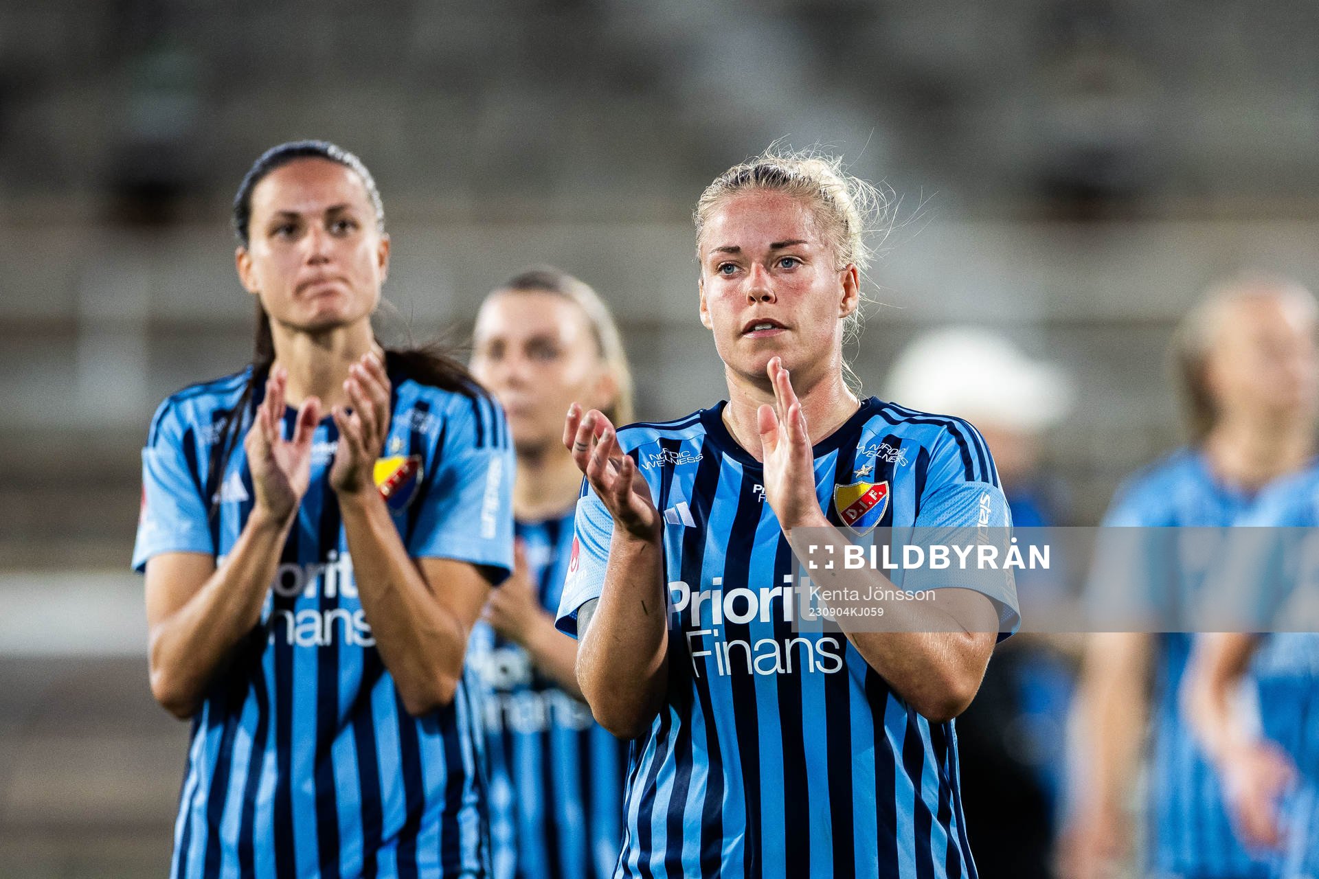 Djurgårdens Therese Åsland tackar publiken efter fotbollsmatchen i Damallsvenskan mellan Djurgården och Kristianstad den 4 september 2023 i Stockholm.