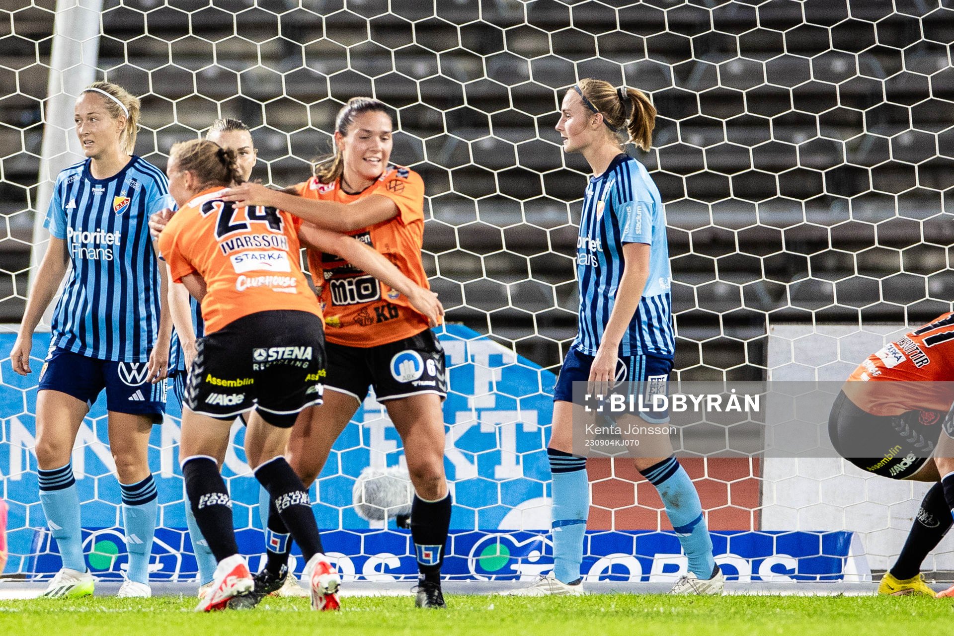 Kristianstads Therese Ivarsson jublar  med Carly