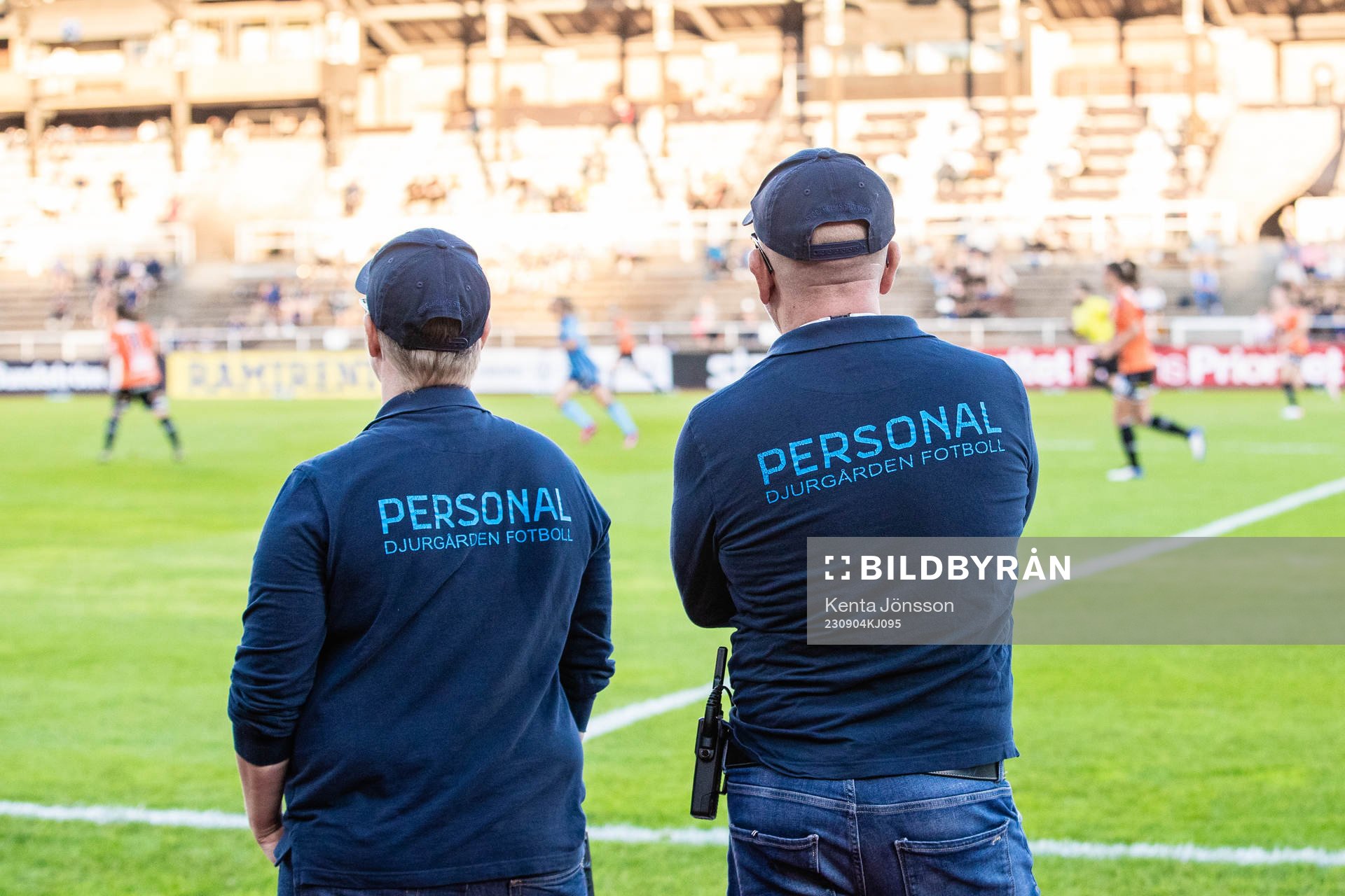 Djurgårdens personal följer spelet