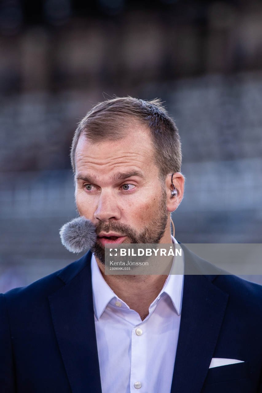 Viaplays Pär Lagerström under fotbollsmatchen i Damallsvenskan mellan Djurgården och Kristianstad den 4 september 2023 i Stockholm.