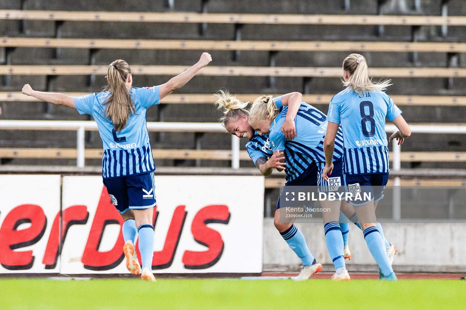 Djurgårdens Stinalisa Johansson (m) jublar med Therese