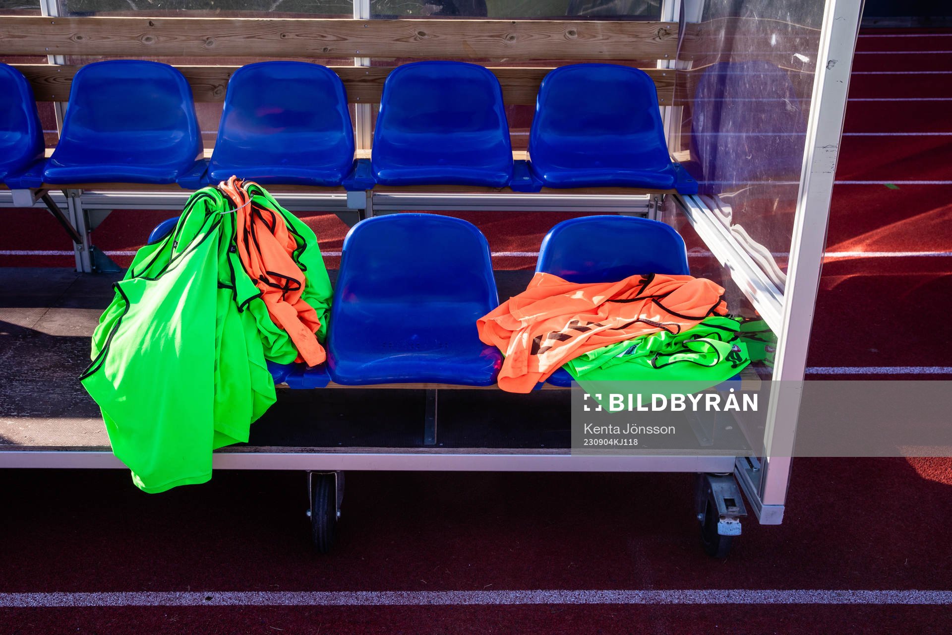 Västar på avbytarbänk inför fotbollsmatchen i Damallsvenskan mellan Djurgården och Kristianstad den 4 september 2023 i Stockholm.