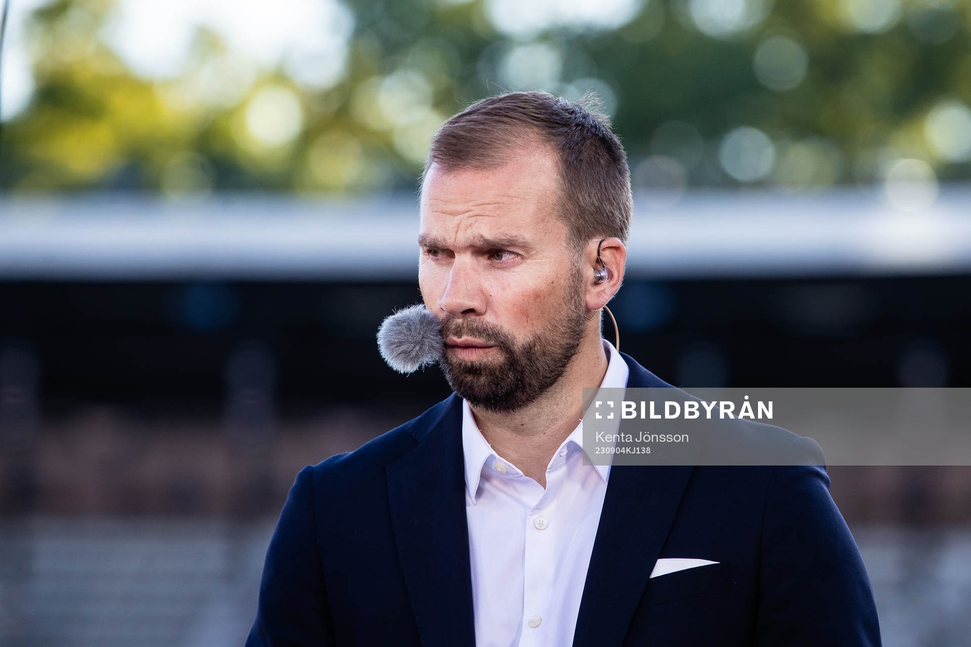 Viaplays Pär Lagerström under fotbollsmatchen i Damallsvenskan mellan Djurgården och Kristianstad den 4 september 2023 i Stockholm.