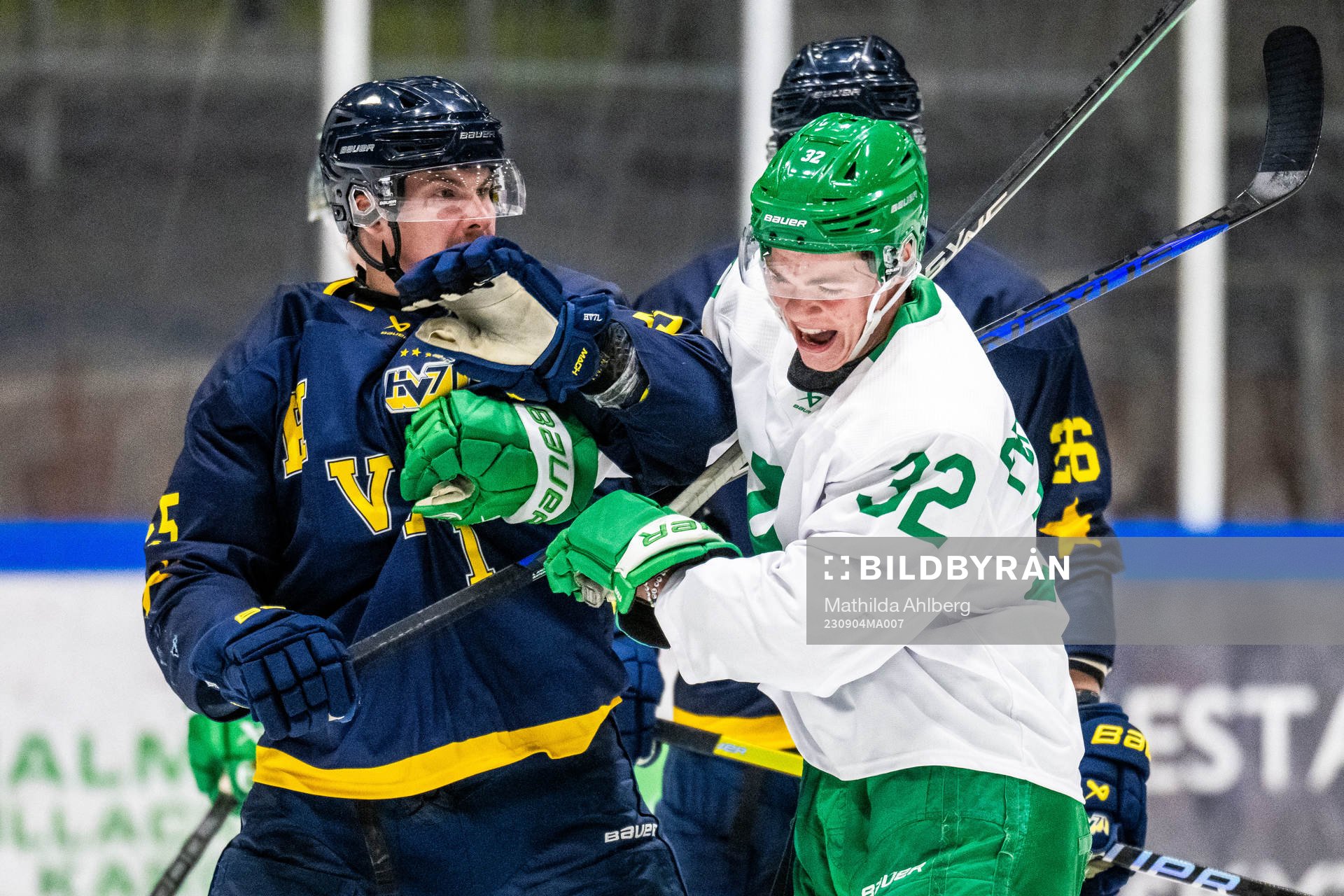 HV71s Mikael Seppälä och Rögles Oskar Pettersson