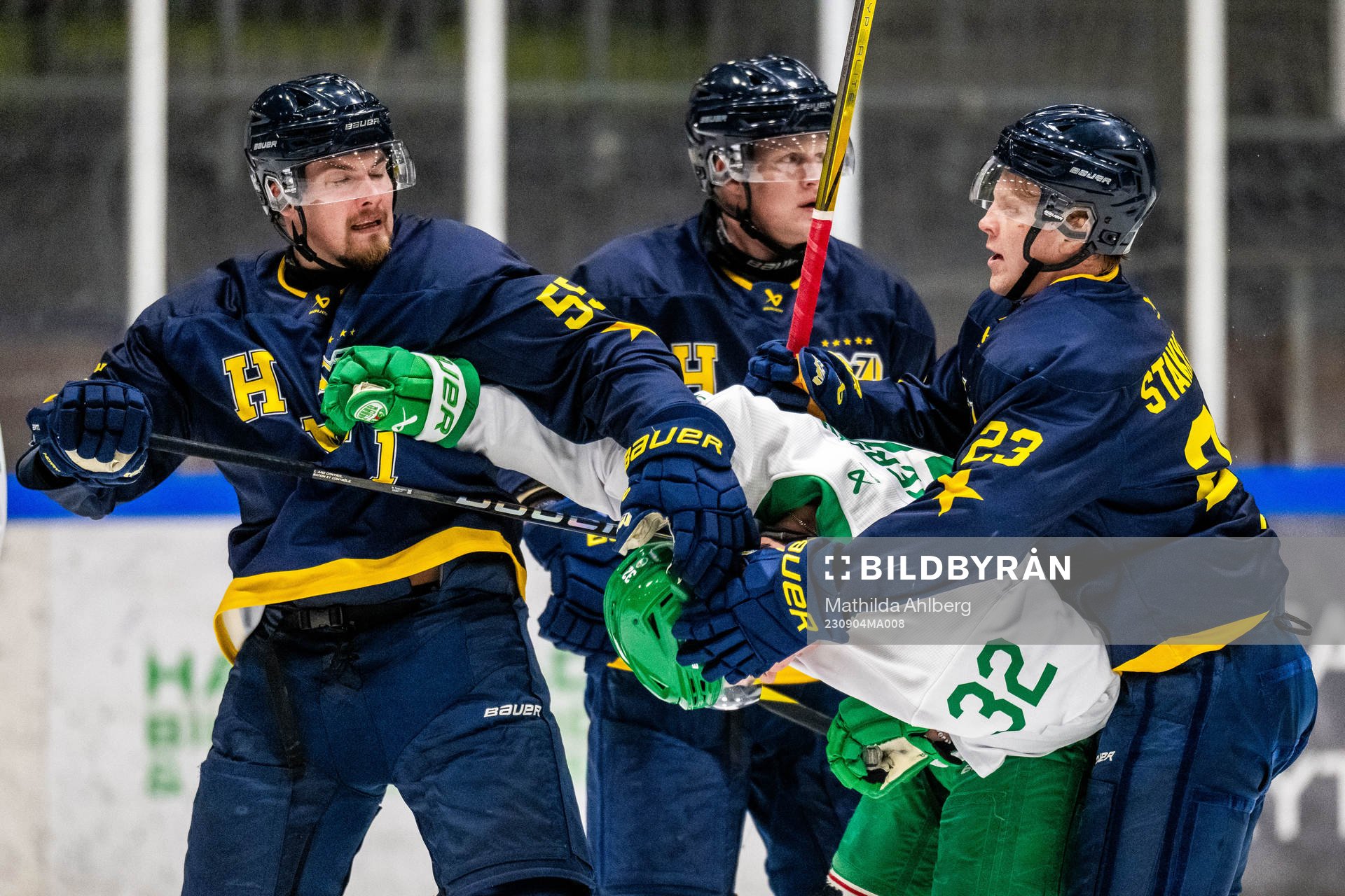 HV71s Mikael Seppälä och Åke Stakkestad mot Rögles