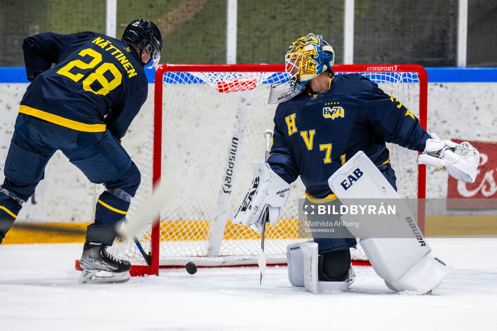 Rögles Brandon Davidson gör 1-1 bakom HV71s Joonas