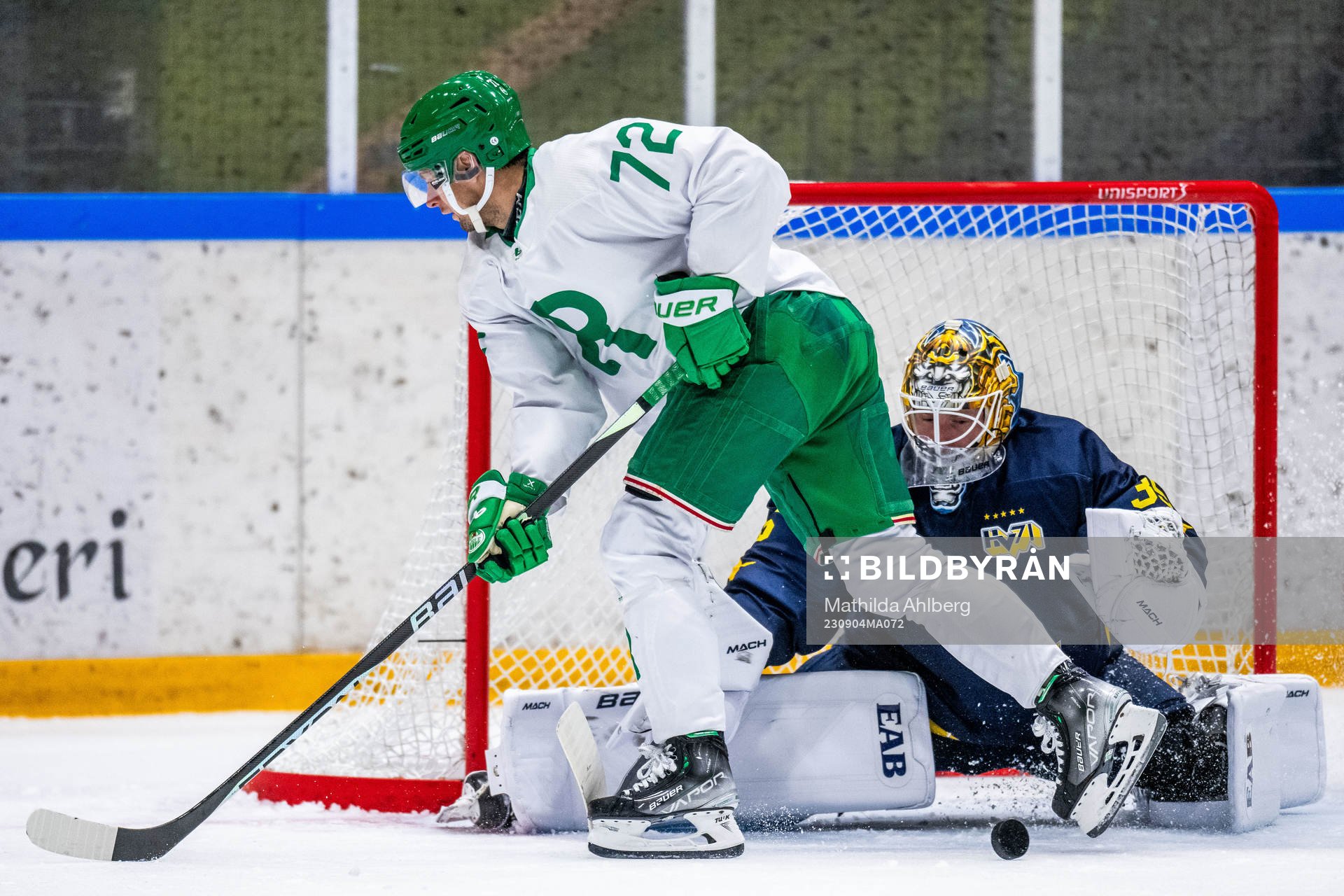 Rögles Daniel Zaar och HV71s målvakt Victor Brattström