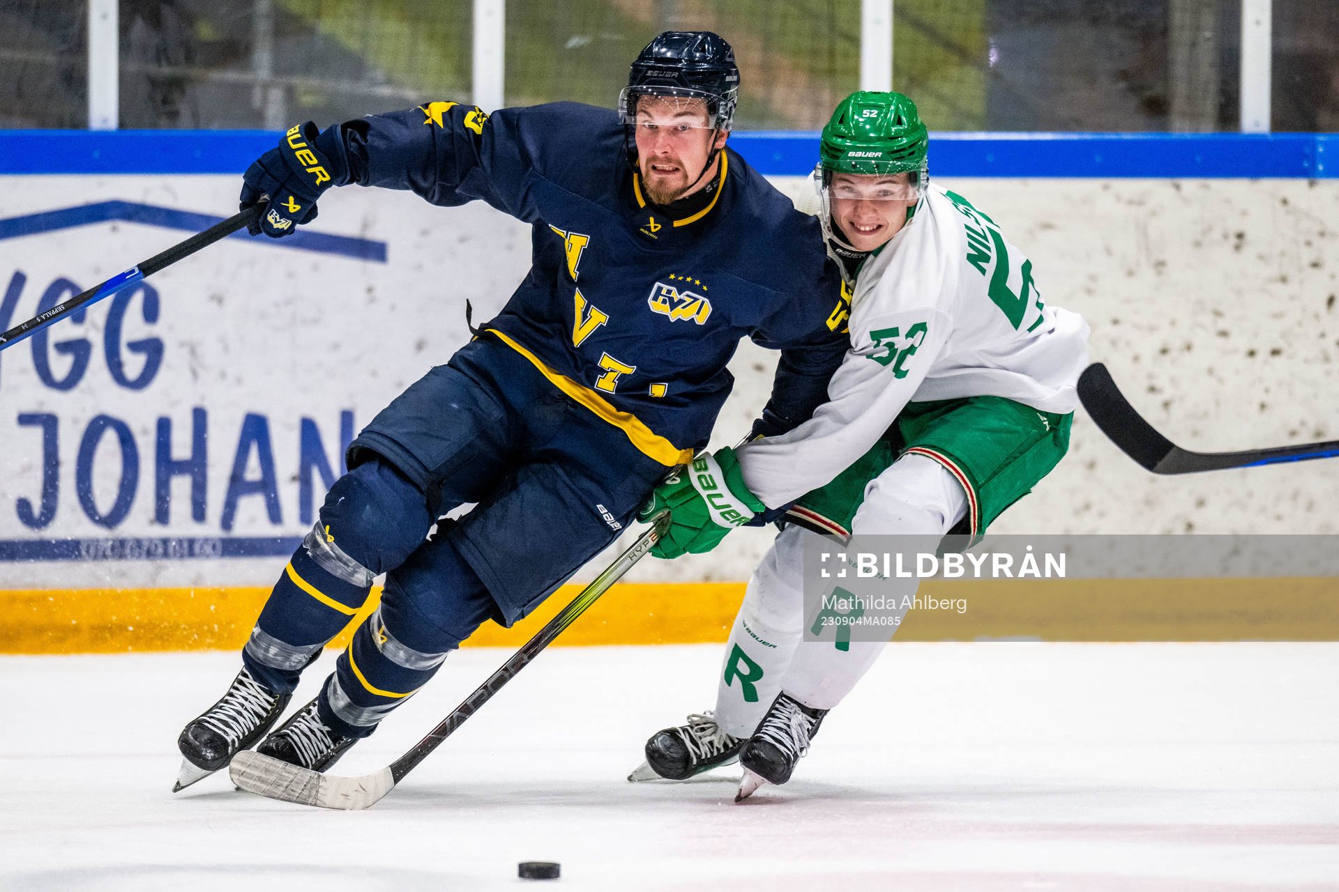 HV71s Mikael Seppälä och Rögles Felix Nilsson