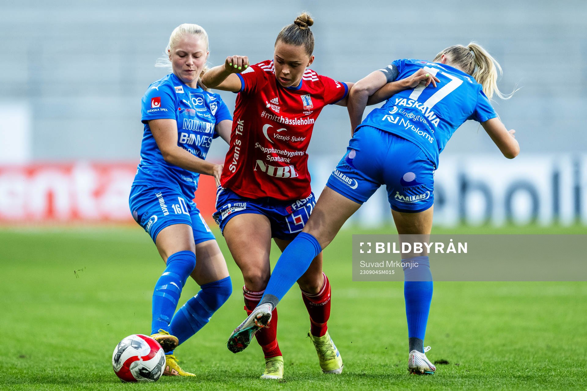 Kalmars Wilma Finnman och Amanda Persson mot Vittsjös Hanna Ekengren under fotbollsmatchen i Damallsvenskan mellan Kalmar och Vittsjö den 4 september 2023 i Kalmar. 