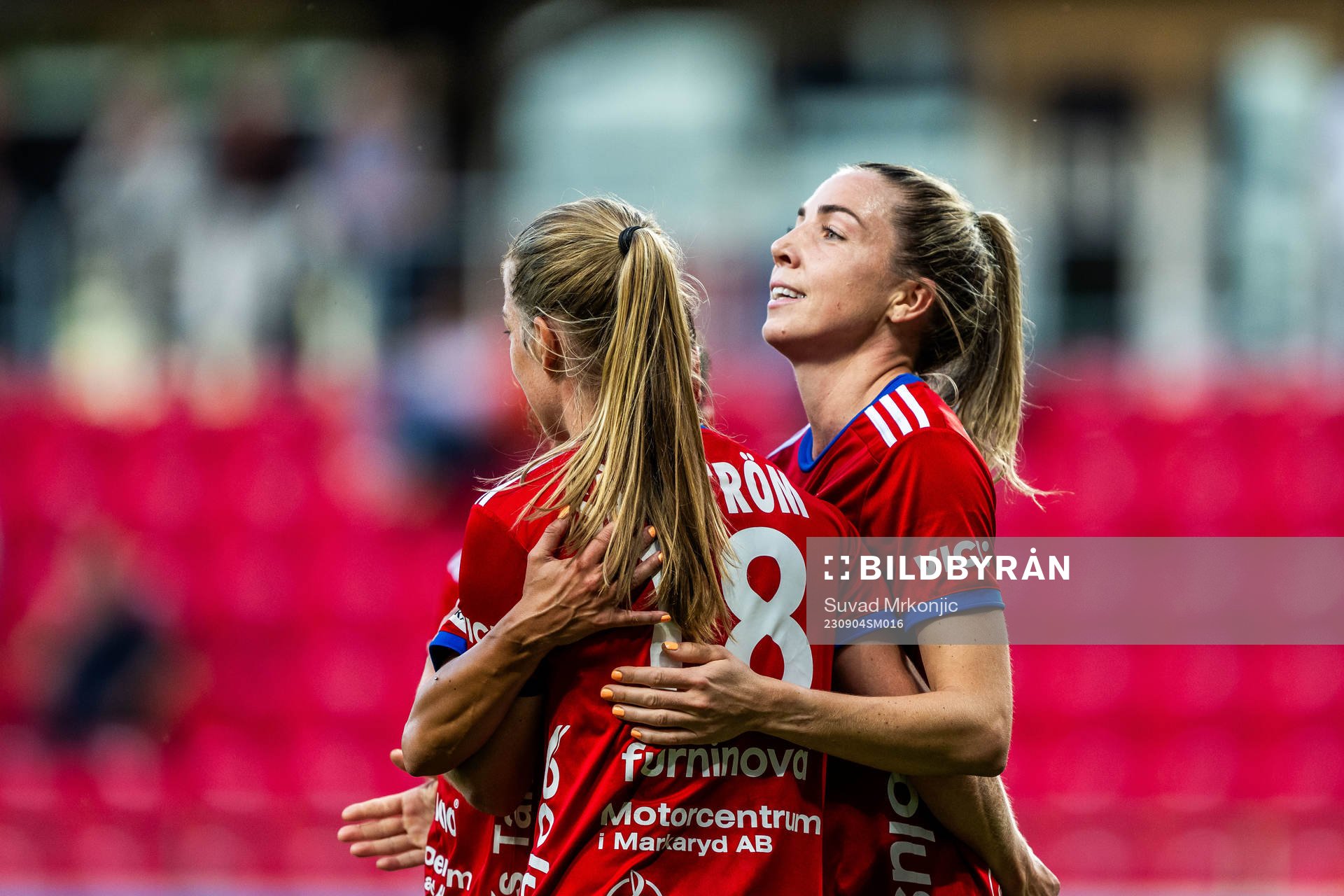 Vittsjös Clara Markstedt jublar med lagkamrater