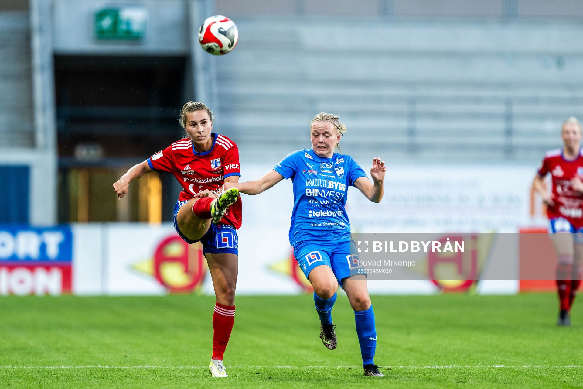 Vittsjös Sarah Stratigakis och Kalmars Nova Karlsson under fotbollsmatchen i Damallsvenskan mellan Kalmar och Vittsjö den 4 september 2023 i Kalmar.