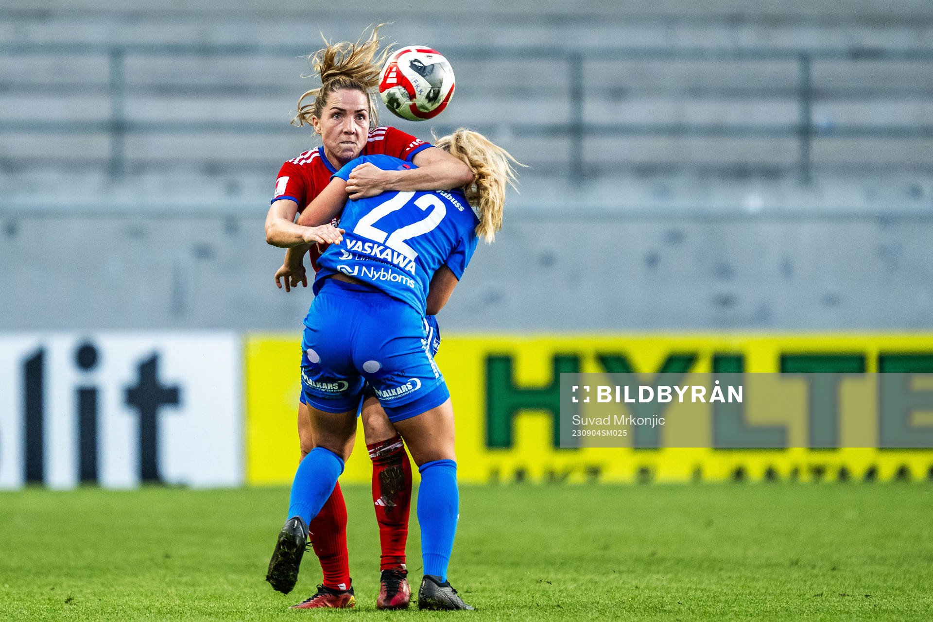 Vittsjös Clara Markstedt och Kalmars Alva Hallengren under fotbollsmatchen i Damallsvenskan mellan Kalmar och Vittsjö den 4 september 2023 i Kalmar.