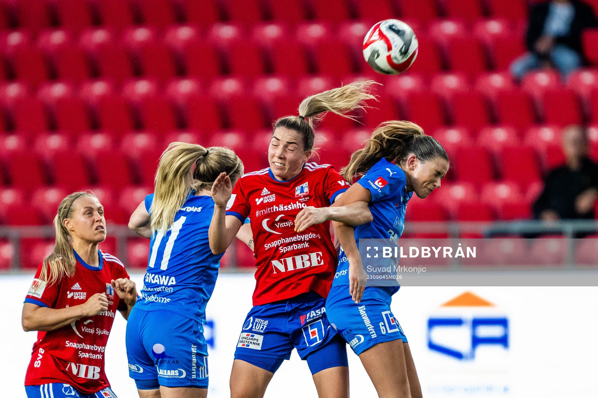 Kalmars Sofia Olsson och Kalmars Paulina Madeling mot Vittsjös Clara Markstedt under fotbollsmatchen i Damallsvenskan mellan Kalmar och Vittsjö den 4 september 2023 i Kalmar.