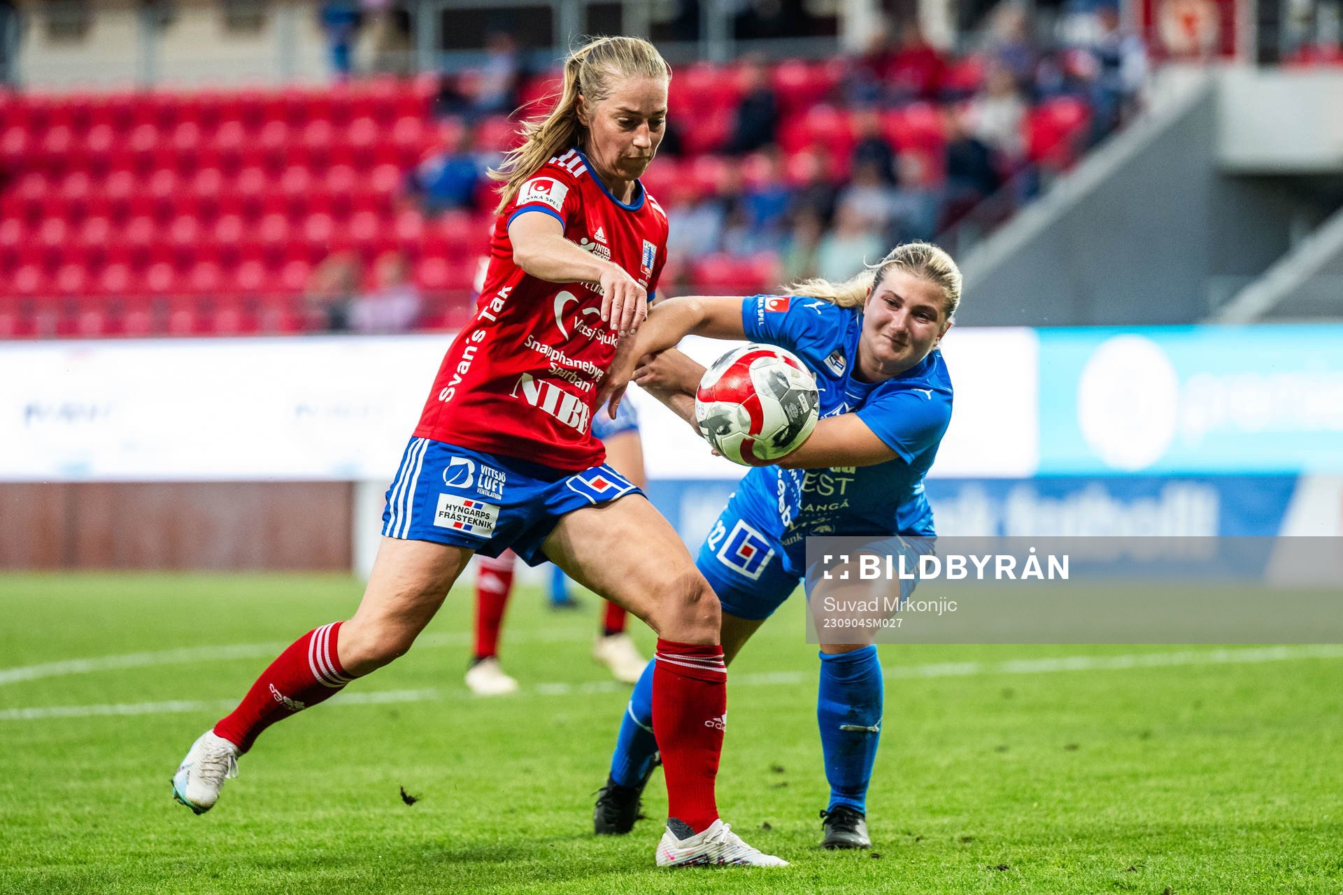 Vittsjös Linda Sällström och Kalmars Alva Hallengren under fotbollsmatchen i Damallsvenskan mellan Kalmar och Vittsjö den 4 september 2023 i Kalmar.