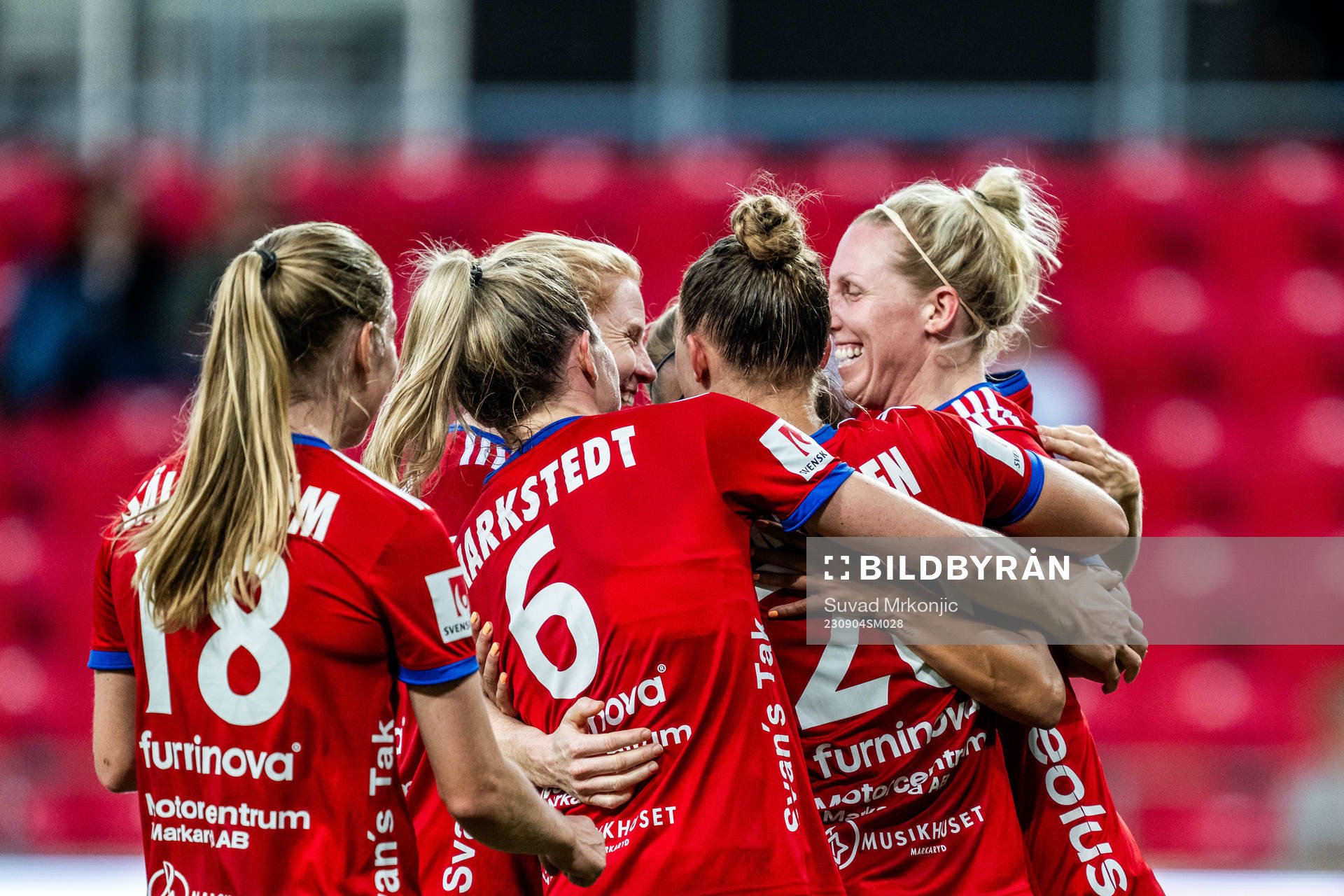 Vittsjös Elisabet Klinga jublar med lagkamrater
