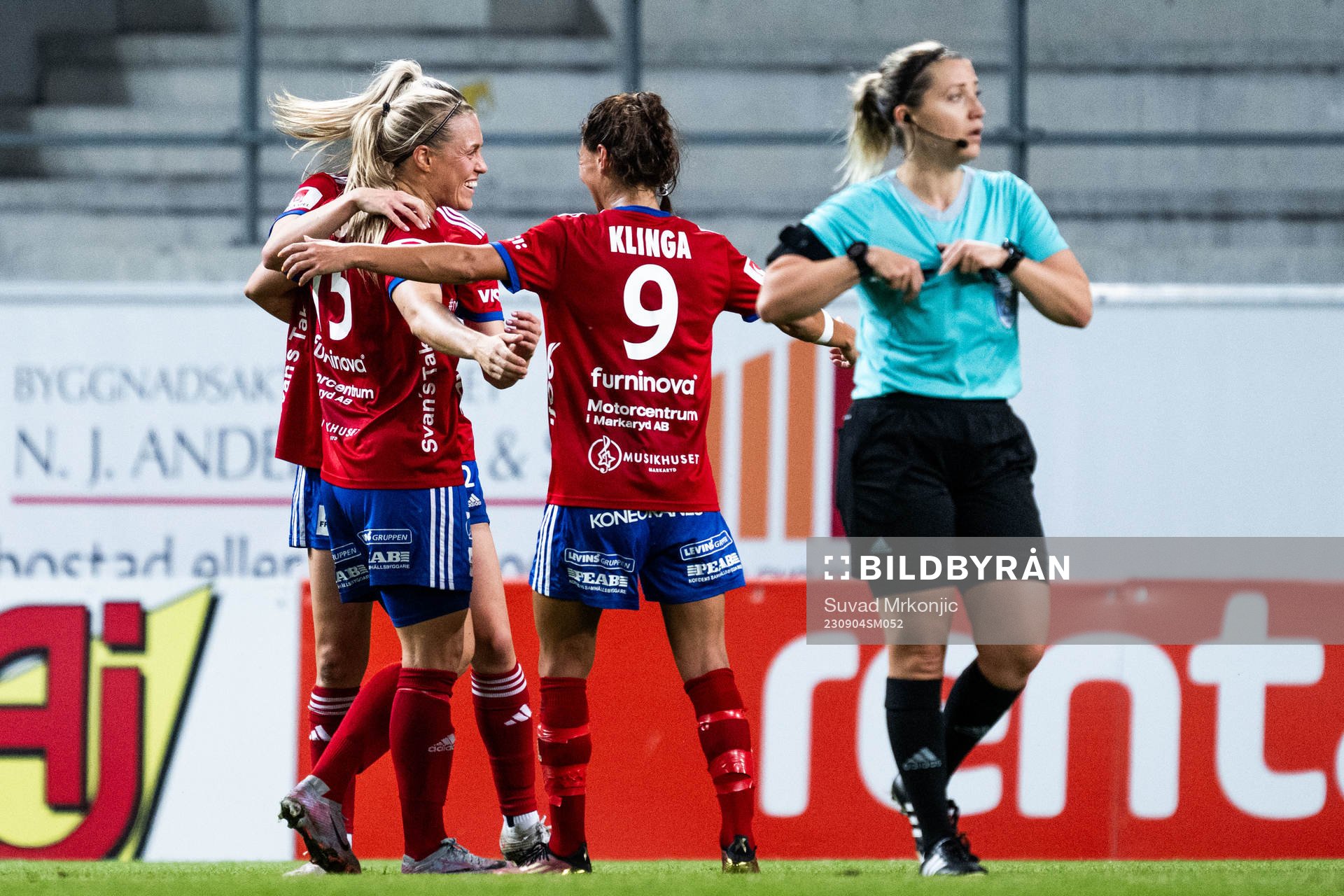 Vittsjös Nellie Persson jublar med lagkamrater