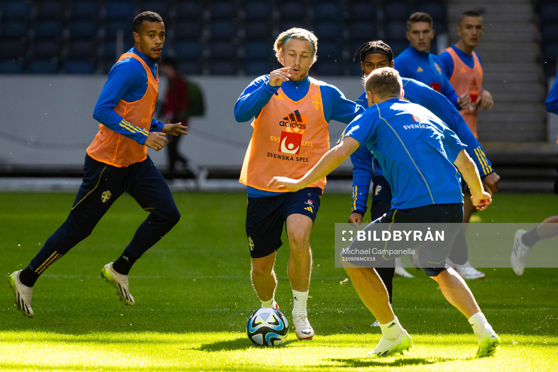 Robin Quaison and Emil Forsberg of Sweden