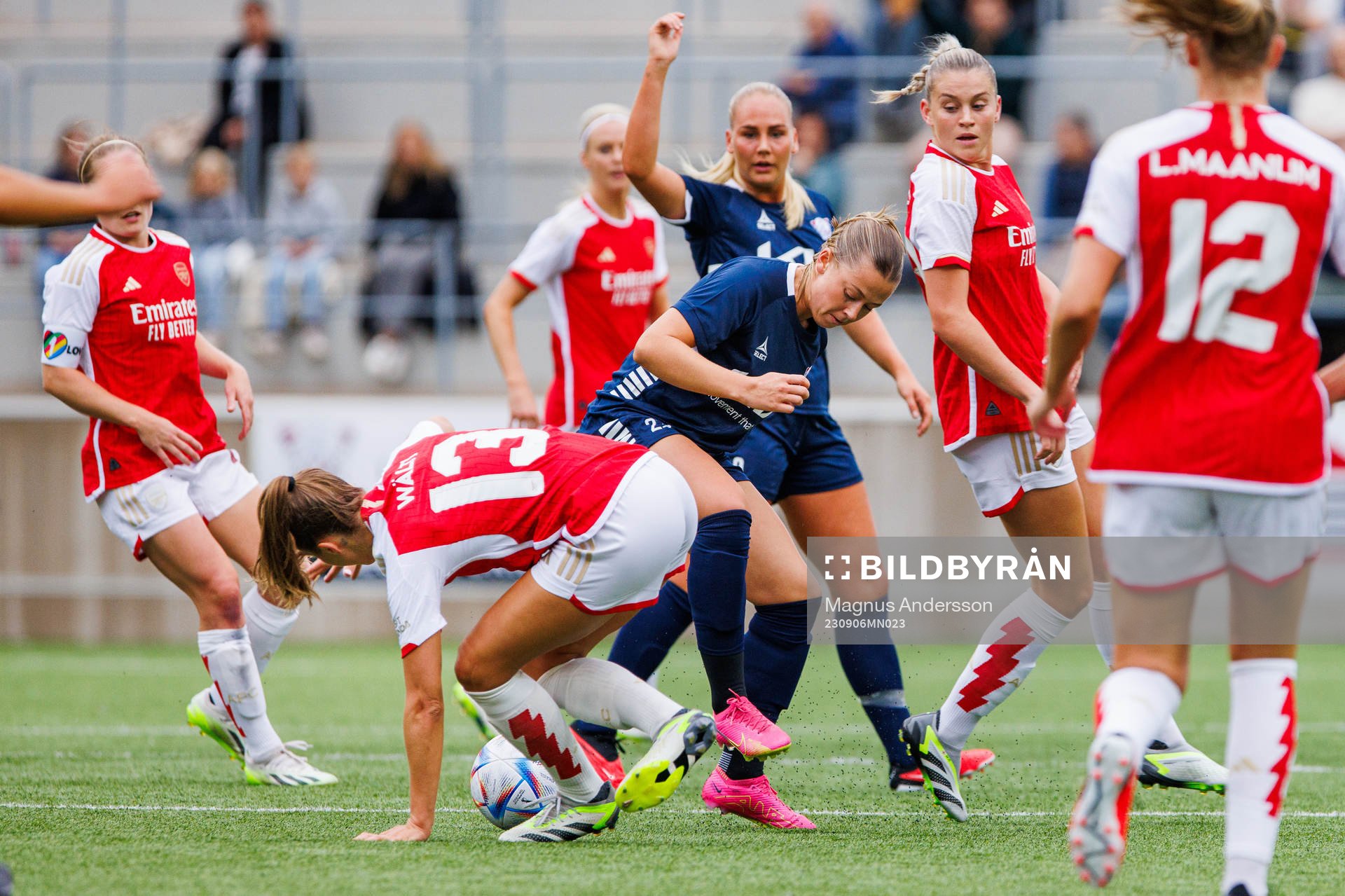 Lia Wälti of Arsenal och Cornelia Kapocs of Linköping