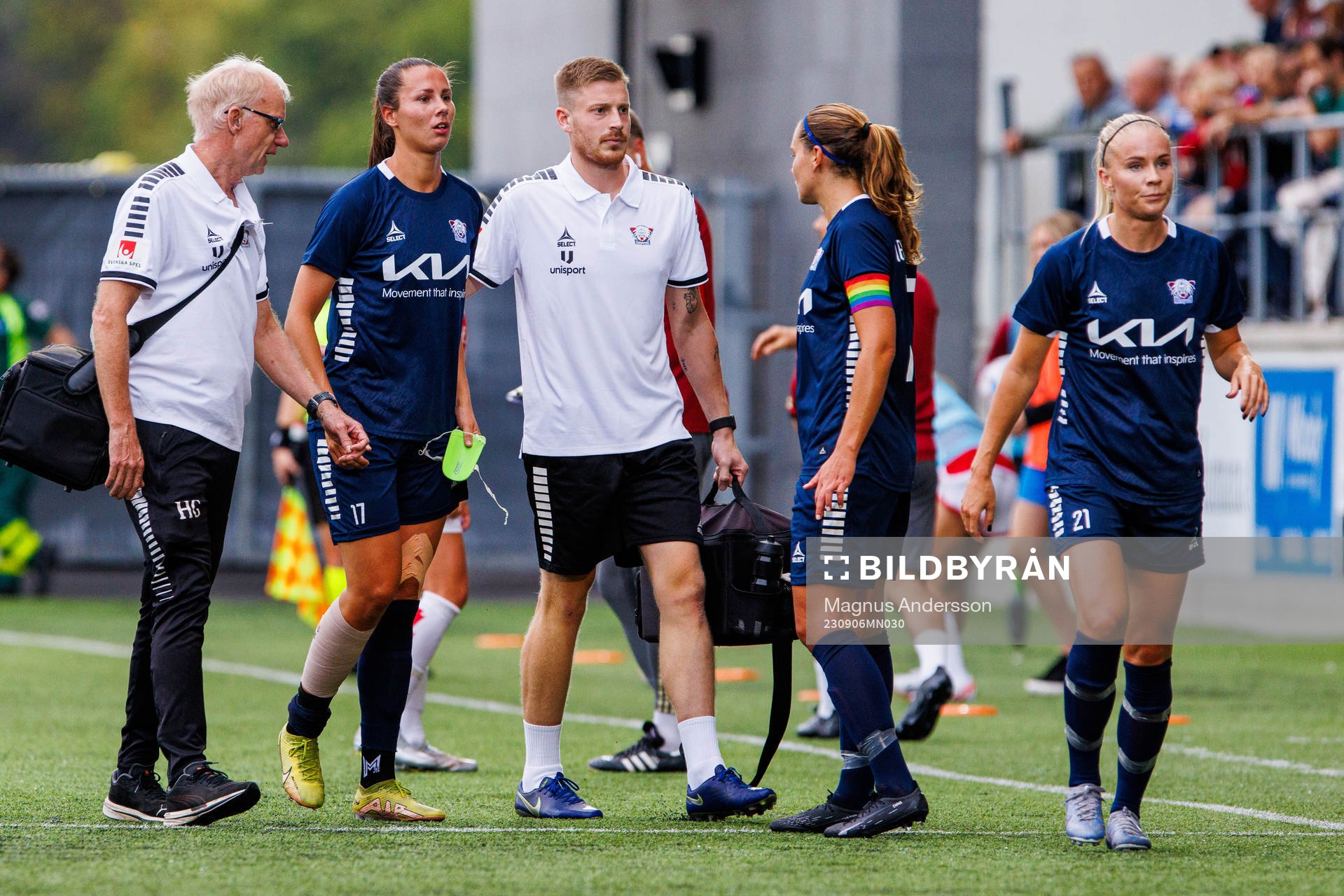 Linköpings Nellie Karlsson leaves the pitch injured during the UEFA Women’s Champions League round 1 semifinal match between Linköping and Arsenal on September 6, 2023 in Linköping.