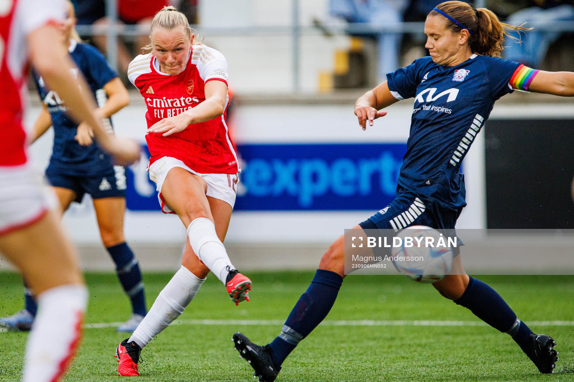 Arsenals Frida Maanum och Linköpings Emma Lennartsson during the UEFA Women’s Champions League round 1 semifinal match between Linköping and Arsenal on September 6, 2023 in Linköping.