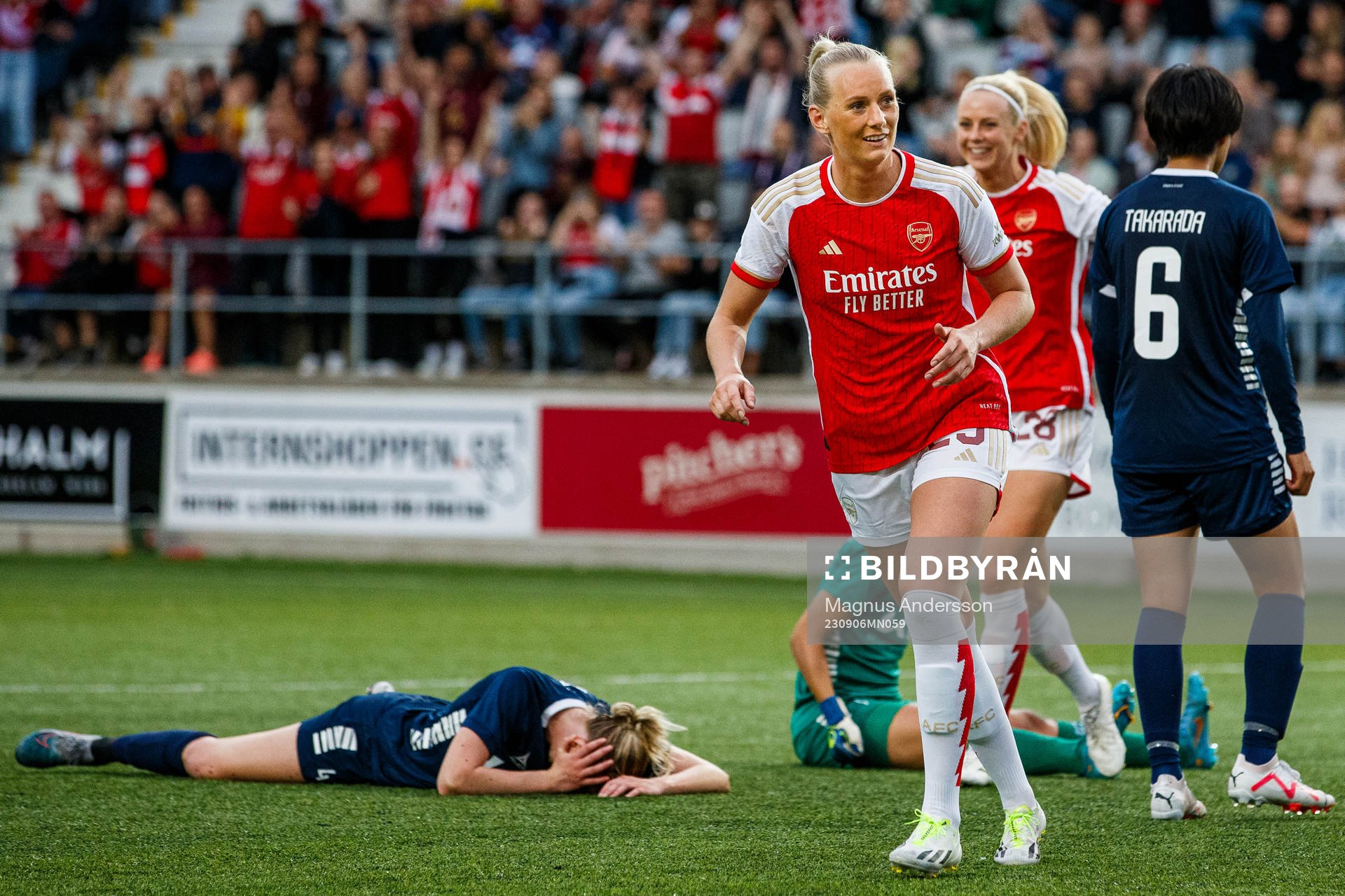 Arsenals Stina Blackstenius och Amanda Ilestedt celebrates 0-2 during the UEFA Women’s Champions League round 1 semifinal match between Linköping and Arsenal on September 6, 2023 in Linköping.