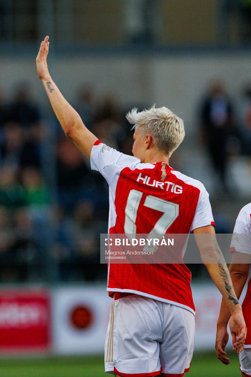 Arsenals Lina Hurtig celebrates