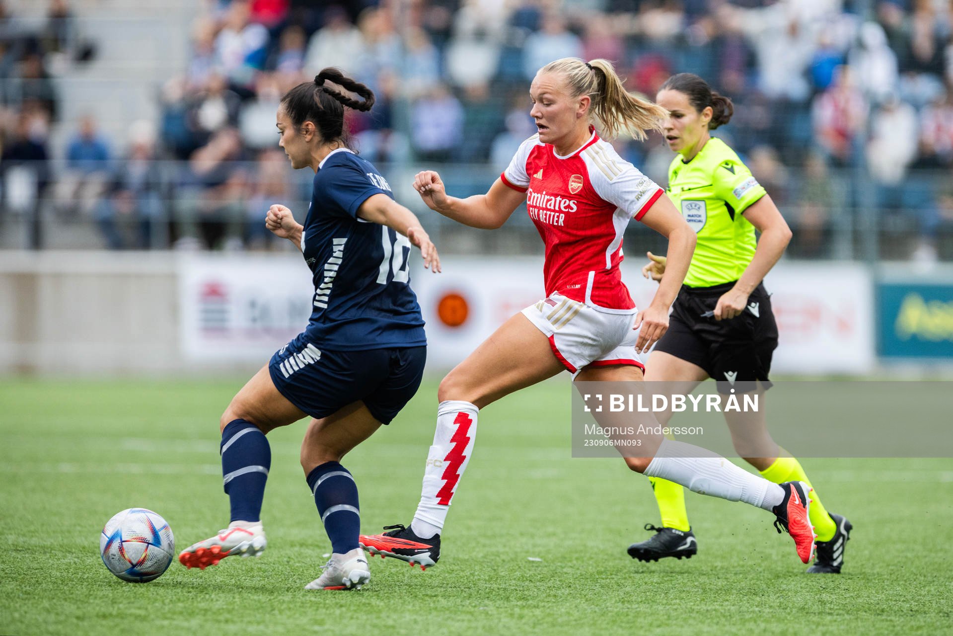 Michelle De Jongh of Linköping and Frida Maanum of Arsenal during the UEFA Women’s Champions League round 1 semifinal match between Linköping and Arsenal on September 6, 2023 in Linköping.
