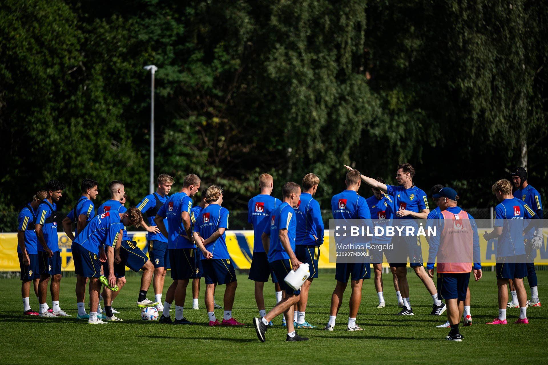 Head coach Daniel Bäckström talks to players of the