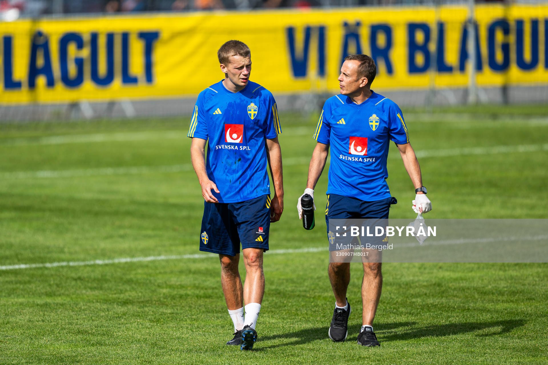 Joel Voelkerling Persson of the Swedish under-21 national football team leaves the pitch with medical doctor Fredrik Bergström due to injury during a training session on September 7, 2023 in Husqvarna. 
