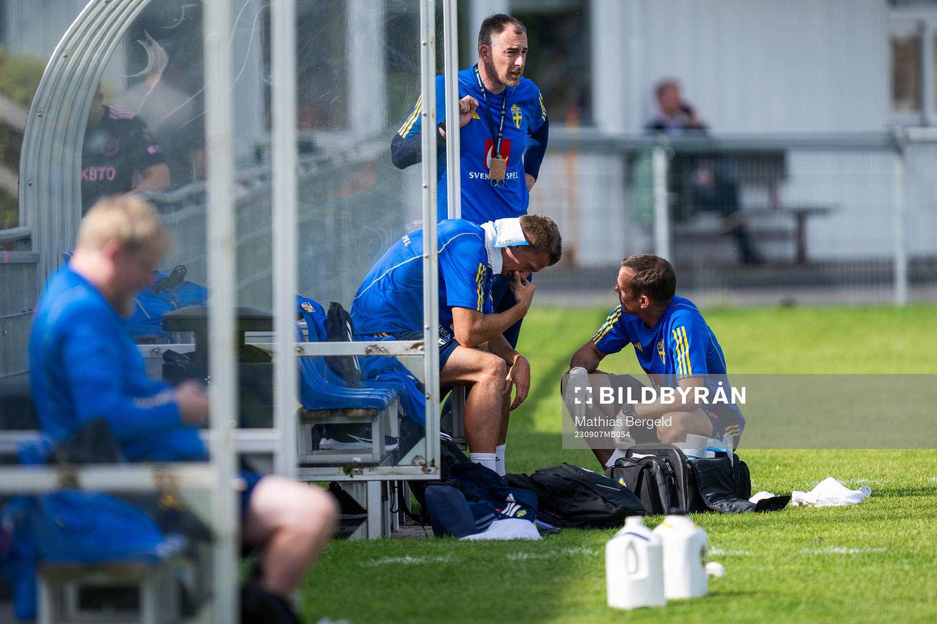 Joel Voelkerling Persson receives medical attention from medical doctor Fredrik Bergström due to injury of the Swedish under-21 national football team during a training session on September 7, 2023 in Husqvarna.