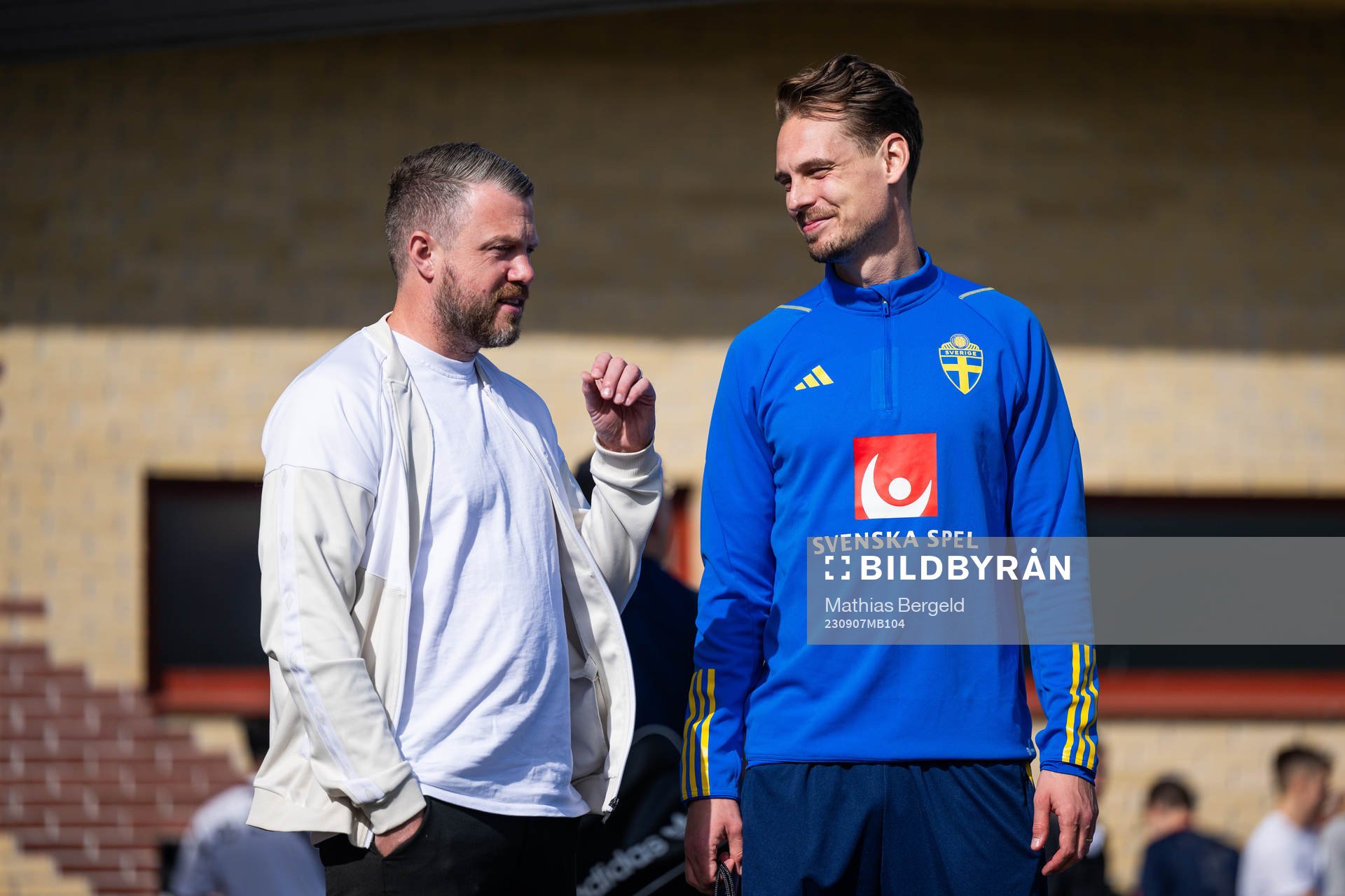 Jimmy Thelin, head coach of Elfsborg, talks to Daniel