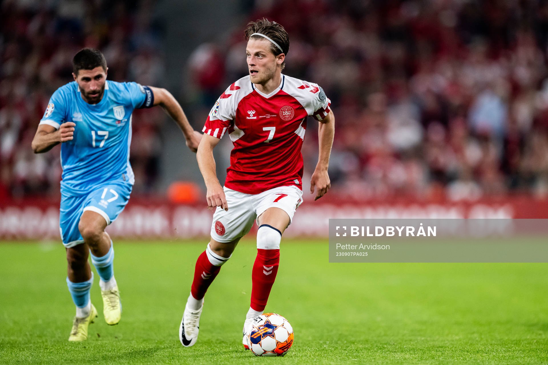 Alessandro Golinucci of San Marino och Mathias Jensen of