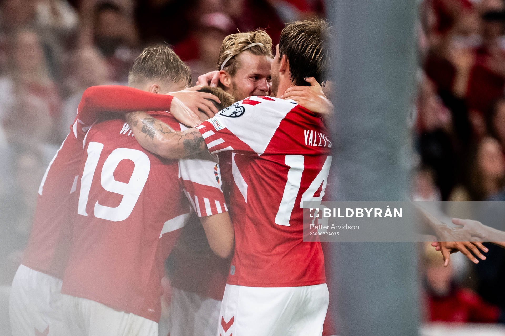 Morten Hjulmand of Denmark celebrates with team mates