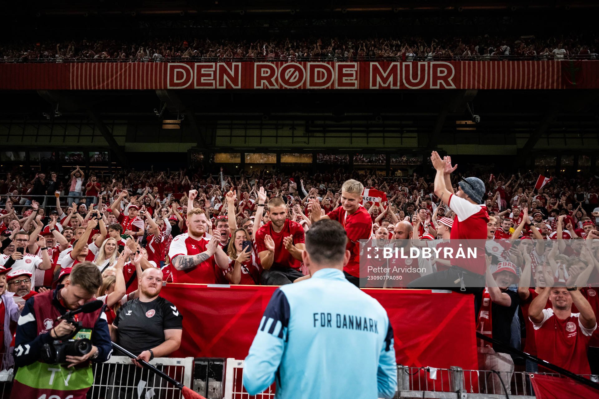 Pierre-Emile Højbjerg of Denmark celebrates with fans