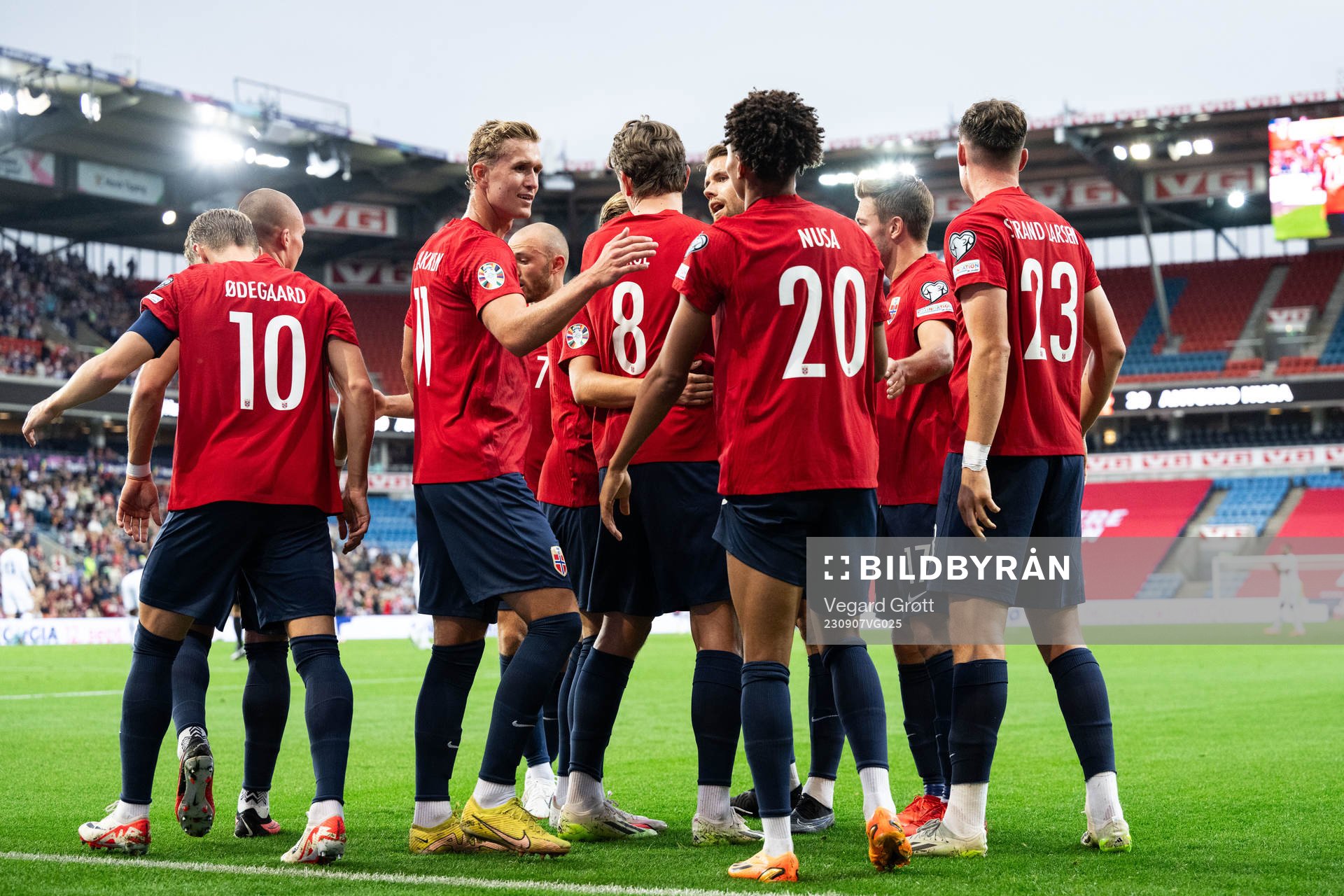 Antonio Nusa of Norway celebrates with Ola Solbakken