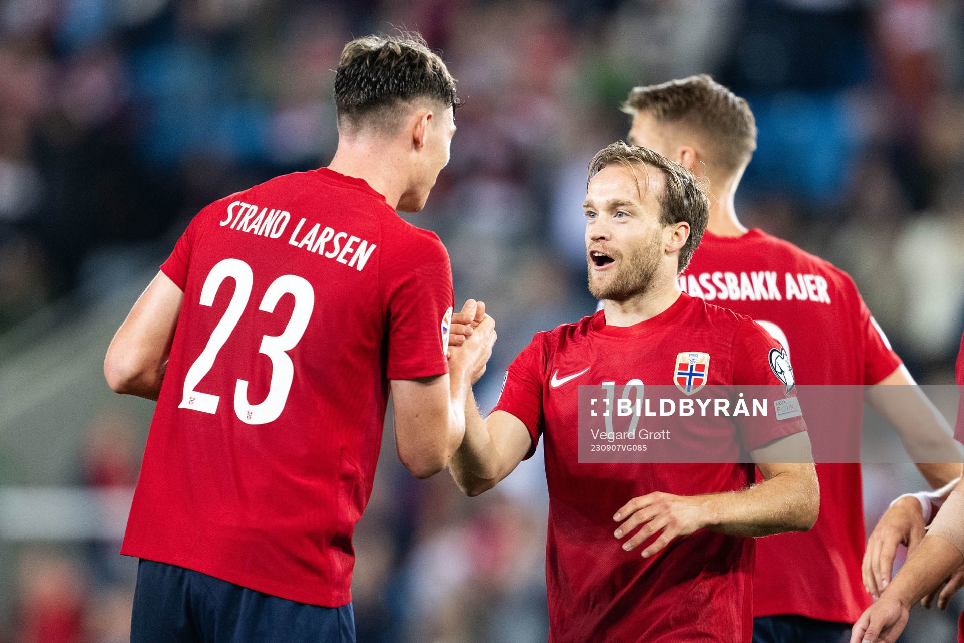 Bård Finne celebrates with Jørgen Strand Larsen