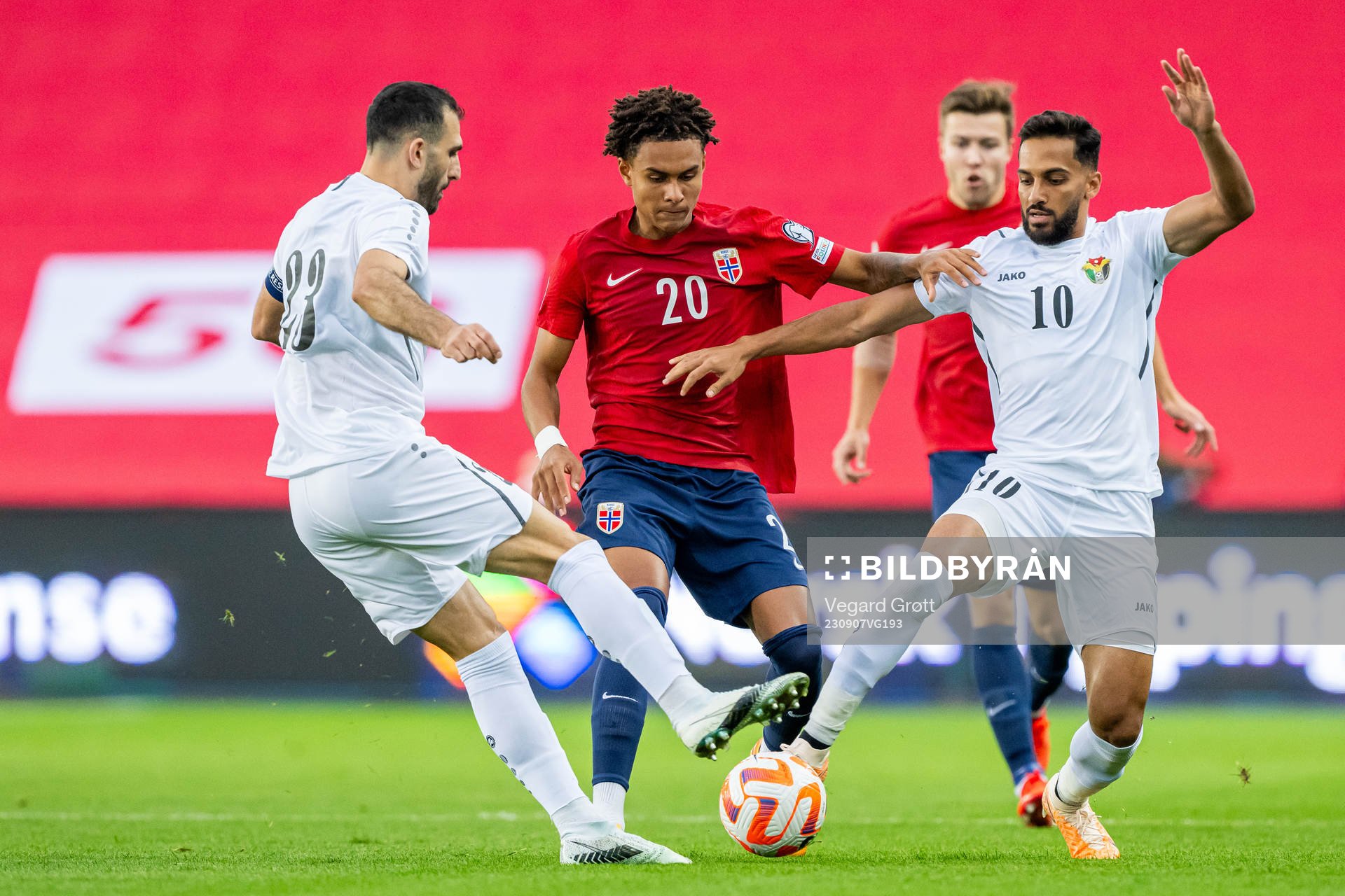Antonio Nusa of Norway and Mousa Suleiman of Jordan