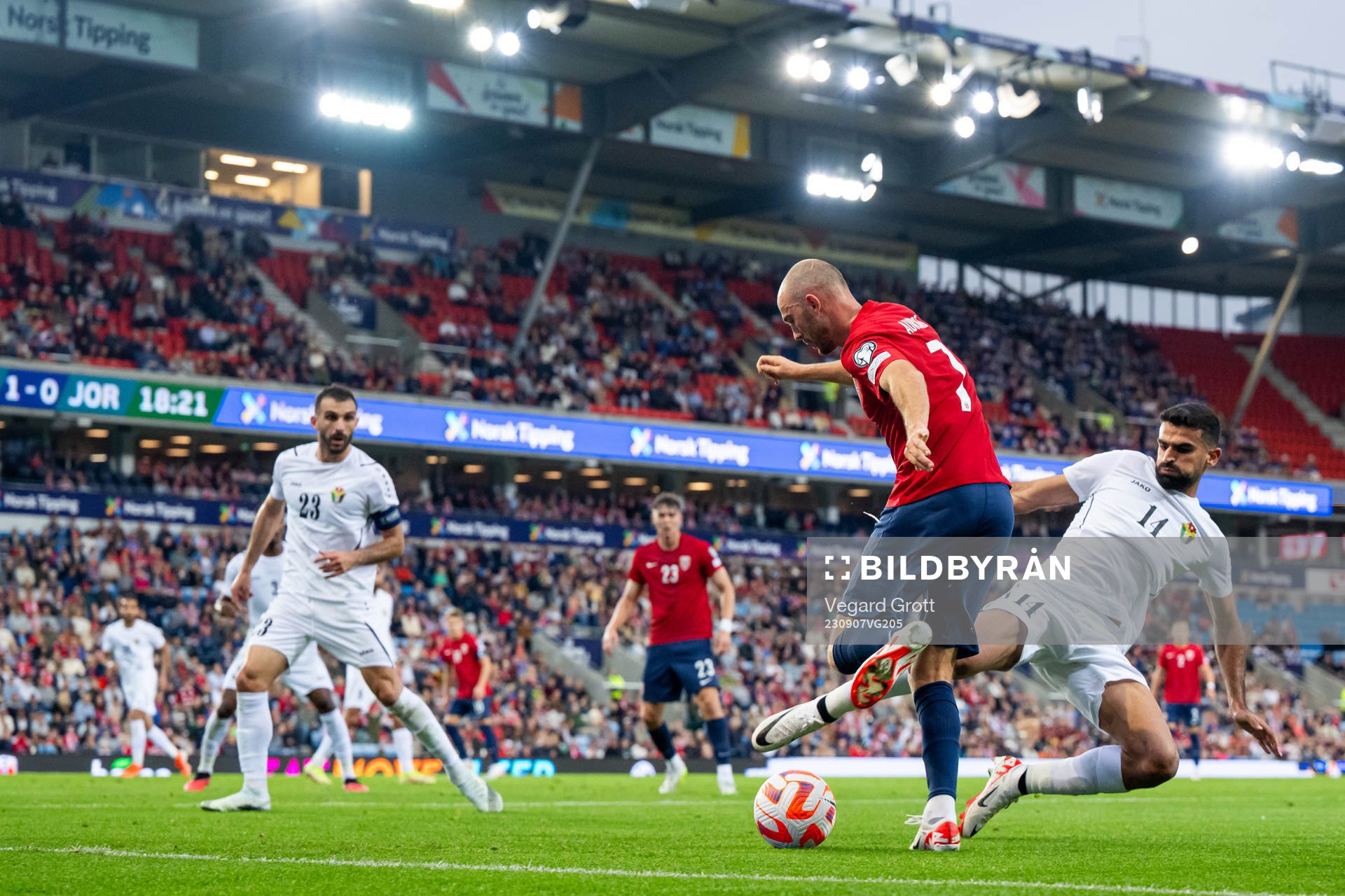Fredrik Aursnes of Norway and Nizar Al-Rashdan of Jordan