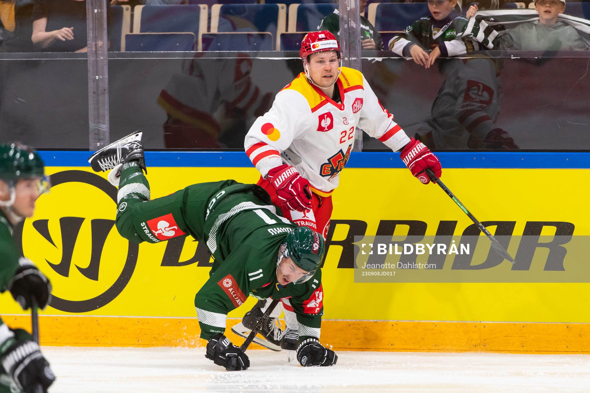 Joakim Nygård of Färjestad and Ville Pokka of EHC