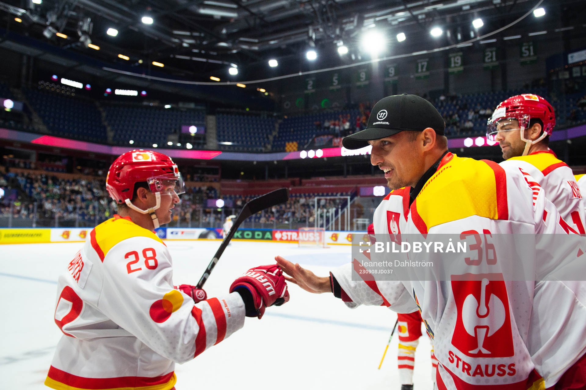 Elvis Schläpfer and goaltender Joren Van Pottelberghe